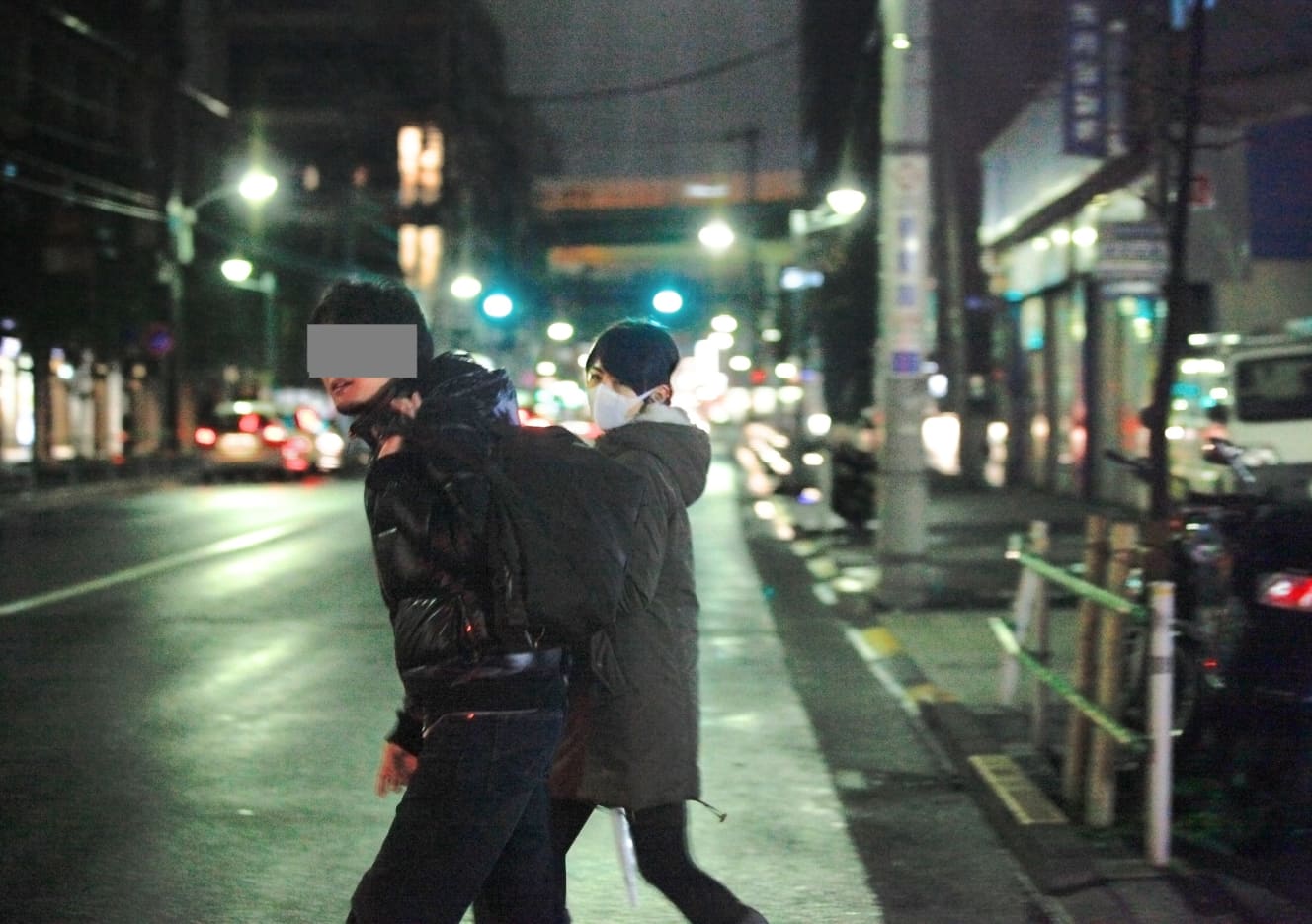A氏は平井アナを守るように、車の往来に注意しながら通りを横断した(‘11年)