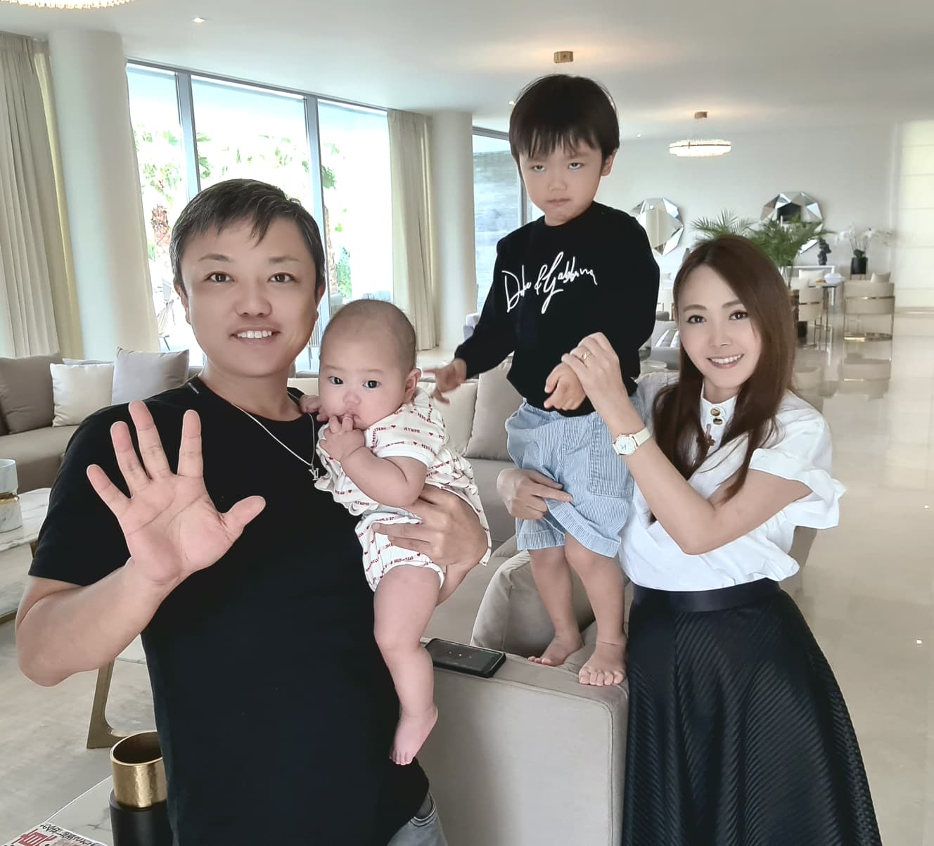 ドバイの自宅にて。妻子は長らくバンコクにいたが、今年９月にようやく家族４人での暮らしが始まった