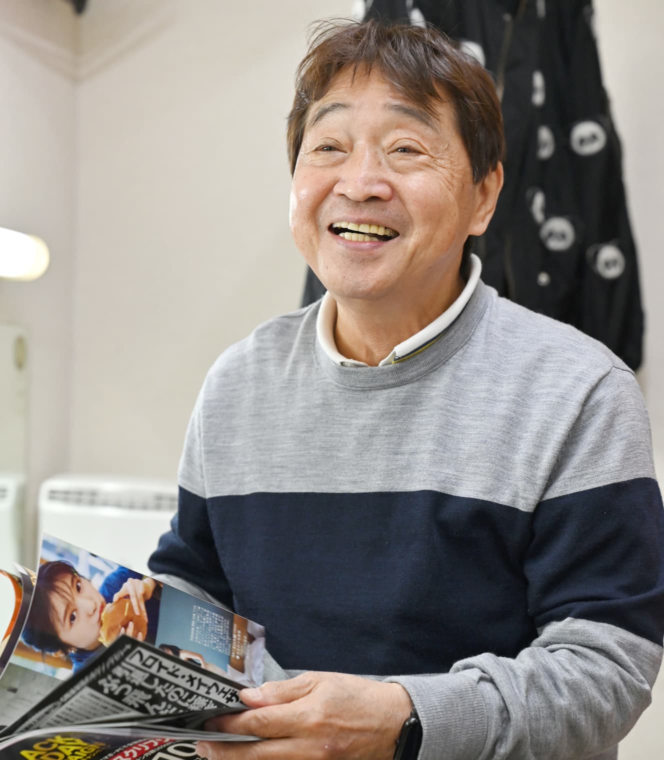 こぼん(72):ツッコミ担当。グルメとしても知られており、SNSにはおすすめの居酒屋の写真が並ぶ