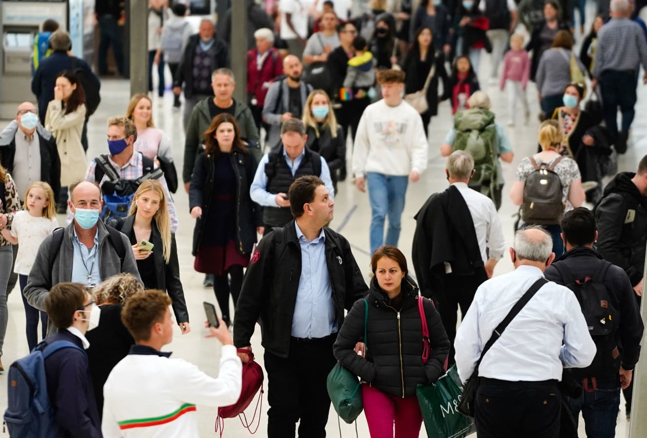 イギリスでは10月21日、３ヵ月ぶりに感染者が５万人を超えた。子どもへの接種が進まないこと、免疫力の低下、マスク着用の規制がなくなったことなどが感染再拡大の要因として指摘されている。確かに、マスクを着けずに街中を行き交う人が多い