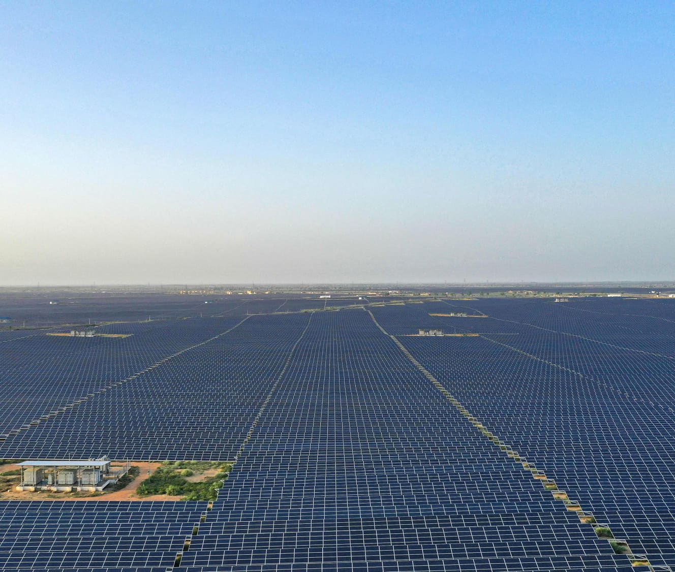 【インド】ラジャスタン州タール砂漠 ●太陽光発電　インド北西部にある世界最大級のソーラーパネル群。砂漠地帯で問題となる砂塵への対策として、専用の掃除ロボットが昼夜を問わず稼働