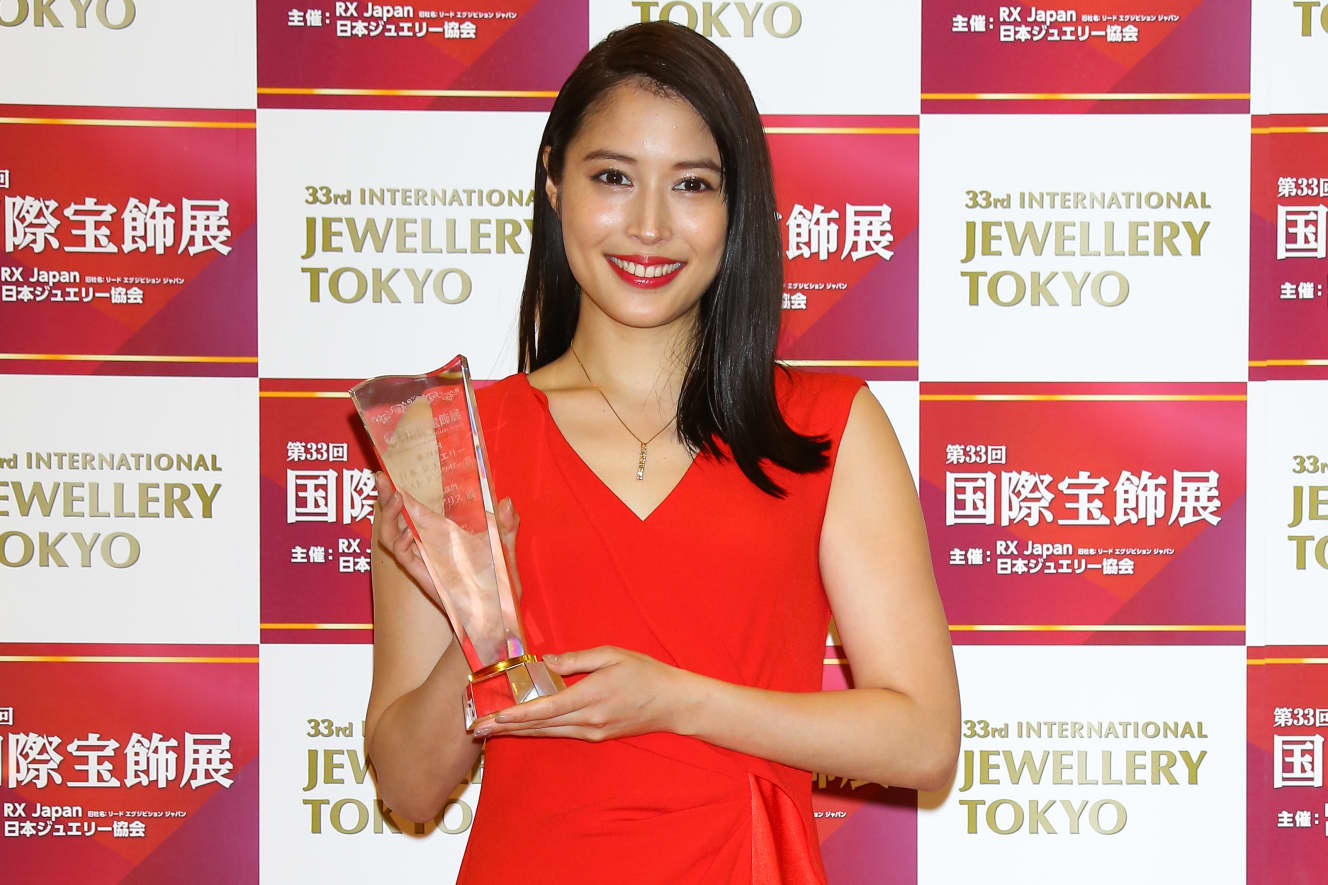 第33回「日本ジュエリーベストドレッサー賞」を受賞した広瀬アリス(AFLO)