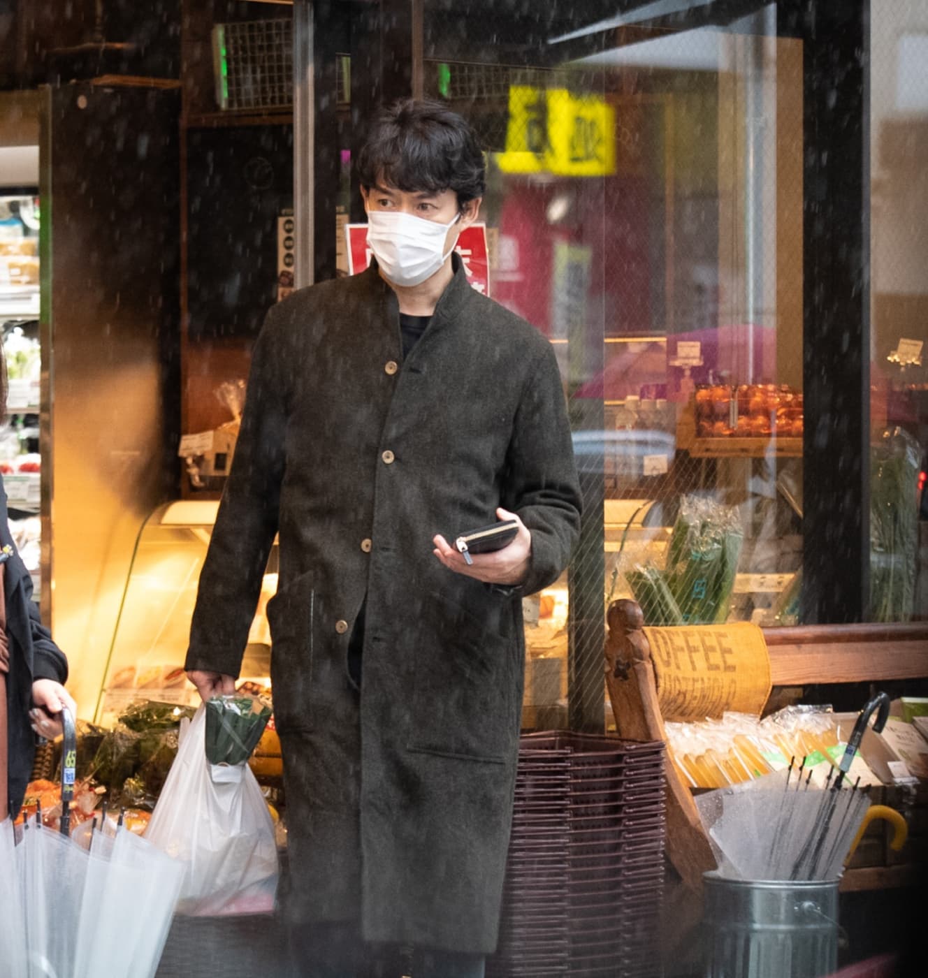 買い物袋を手に店を後にする竹野内。何をしても”様になる”姿は羨ましい