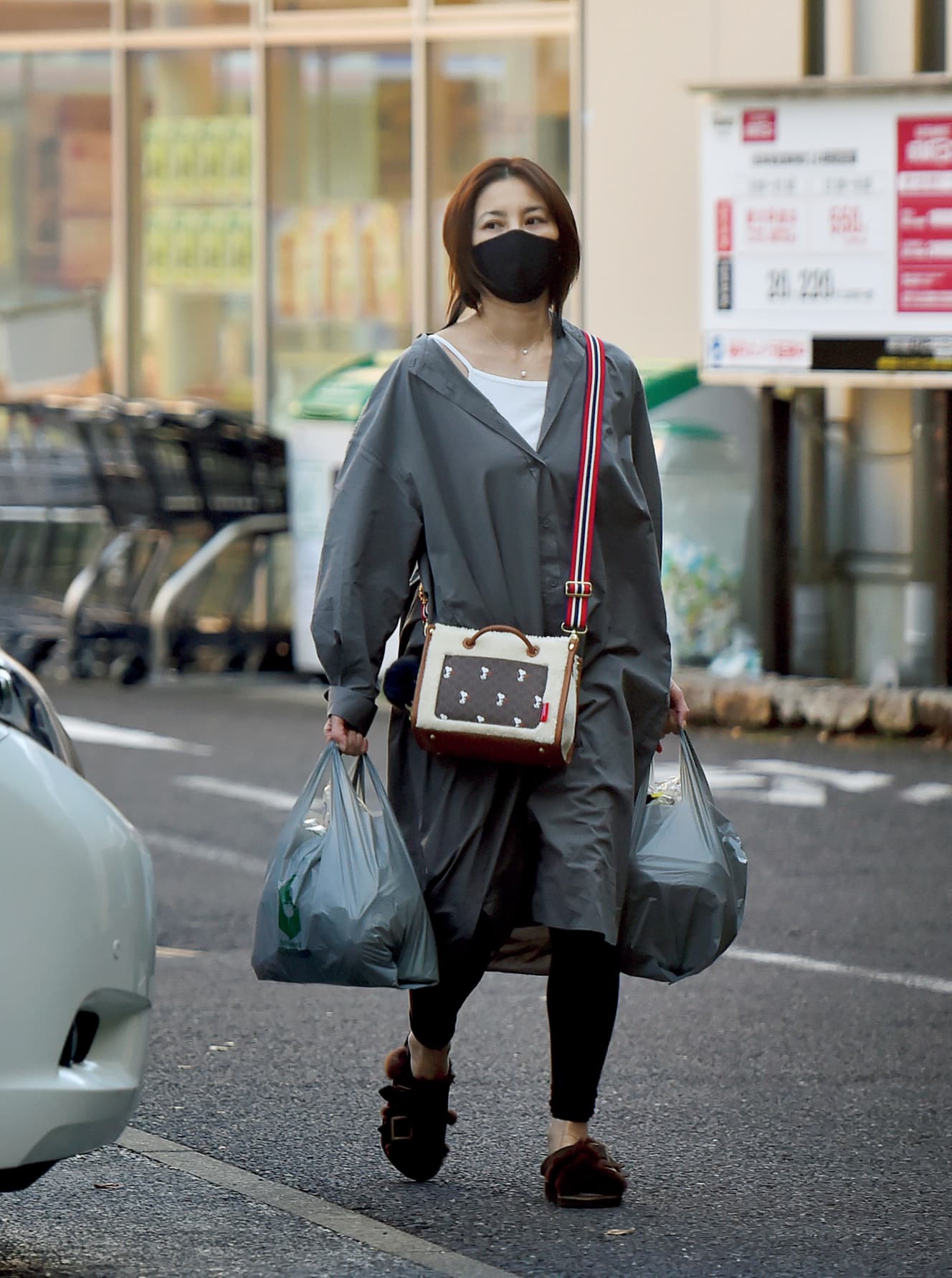 両手に買い物袋を掲げ、駐車場に戻る瀬戸。直後、娘が合流し、幸せいっぱいの表情で家路に就いた