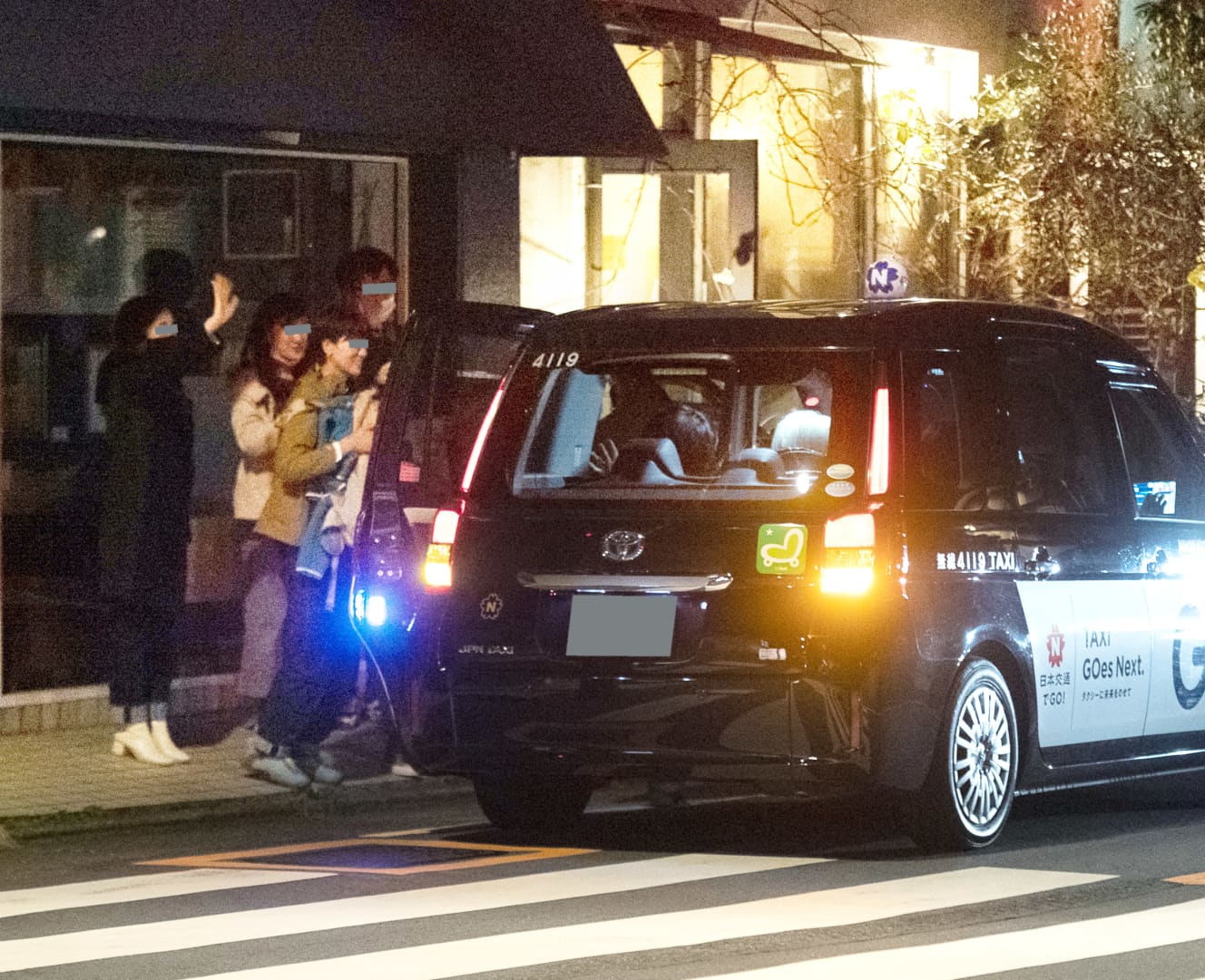 大勢の仲間に盛大に見送られ、店の前に停まったタクシーに4人で乗り込んだ昭恵氏。自宅へ帰るかと思いきや……