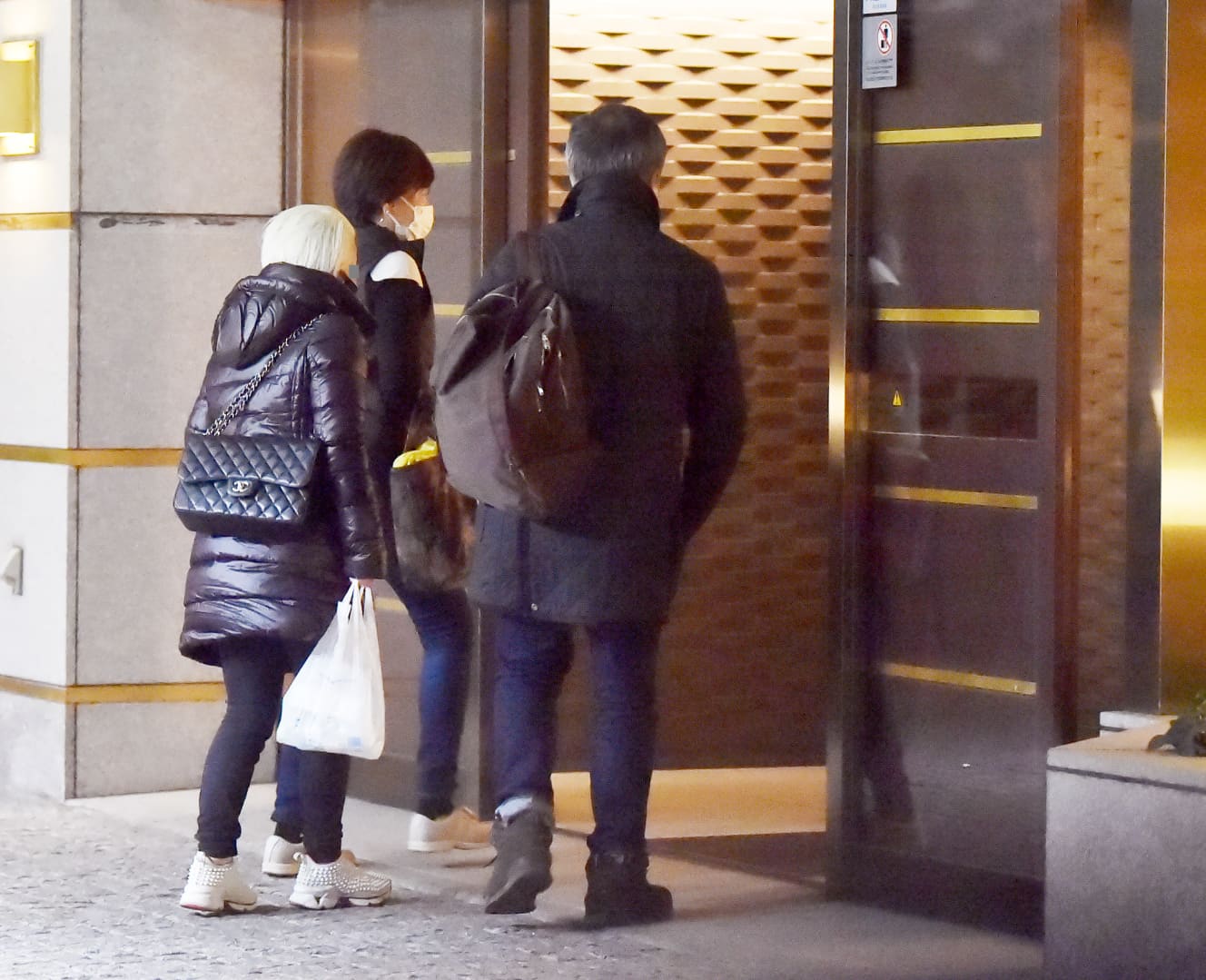 富ヶ谷の自宅には帰らず、近くのマンションへと入っていく。男女4人でたっぷり2時間宅飲みを楽しんだ