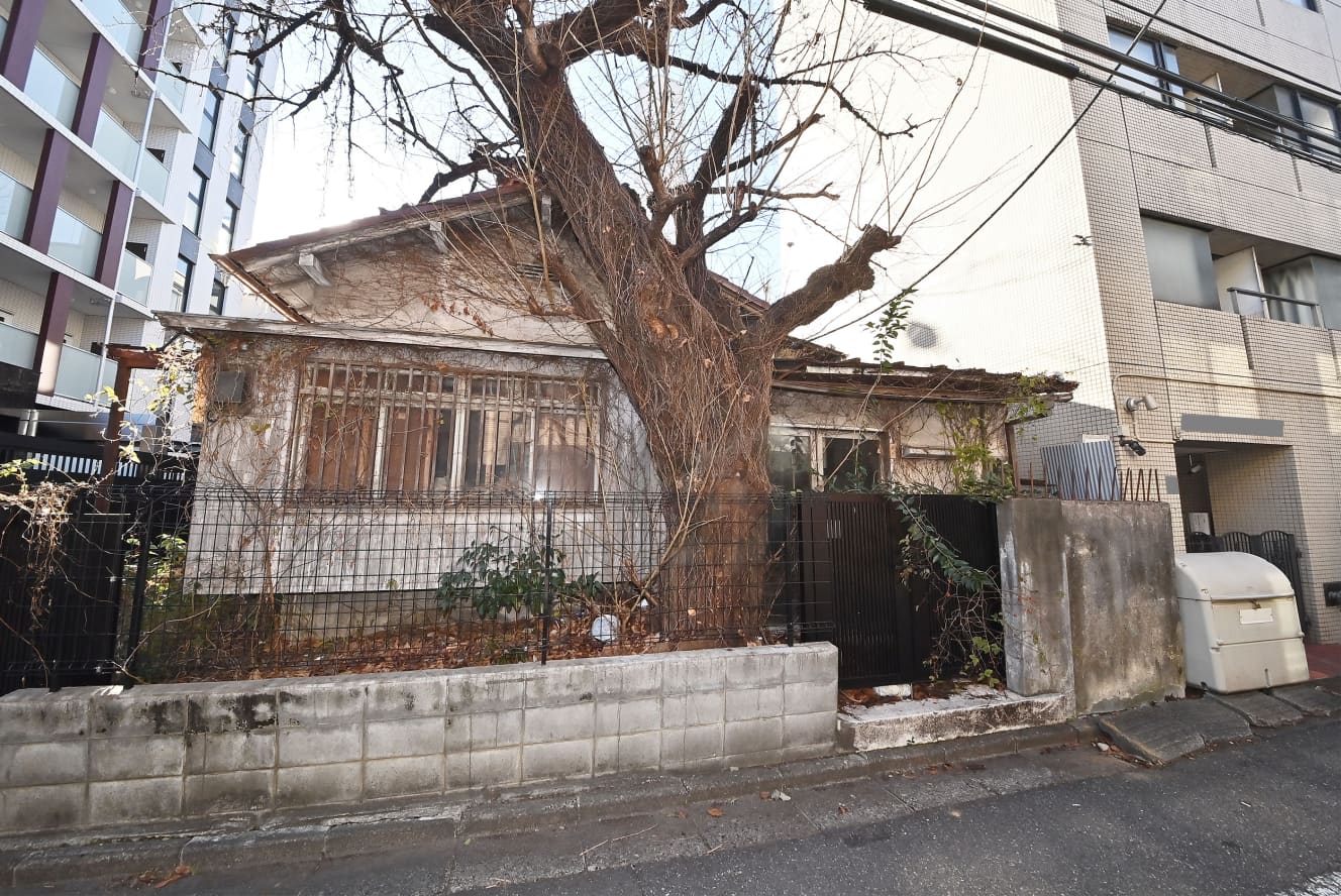 舞台となった渋谷・神山町の物件。表札はあるが、近隣住民で所有者と面識がある人間はまったくいないという