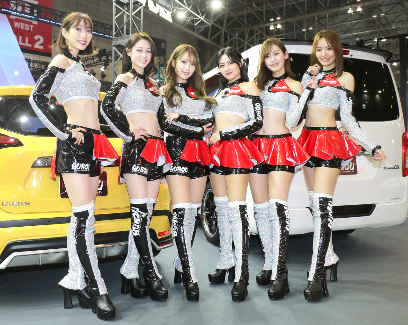 日産車のエアロパーツメーカー『BUSOU』のコンパニオン6人が勢揃い。一般公開日は入れ替わり立ち替わりでブースに立ち、写真撮影や製品紹介に応じていた