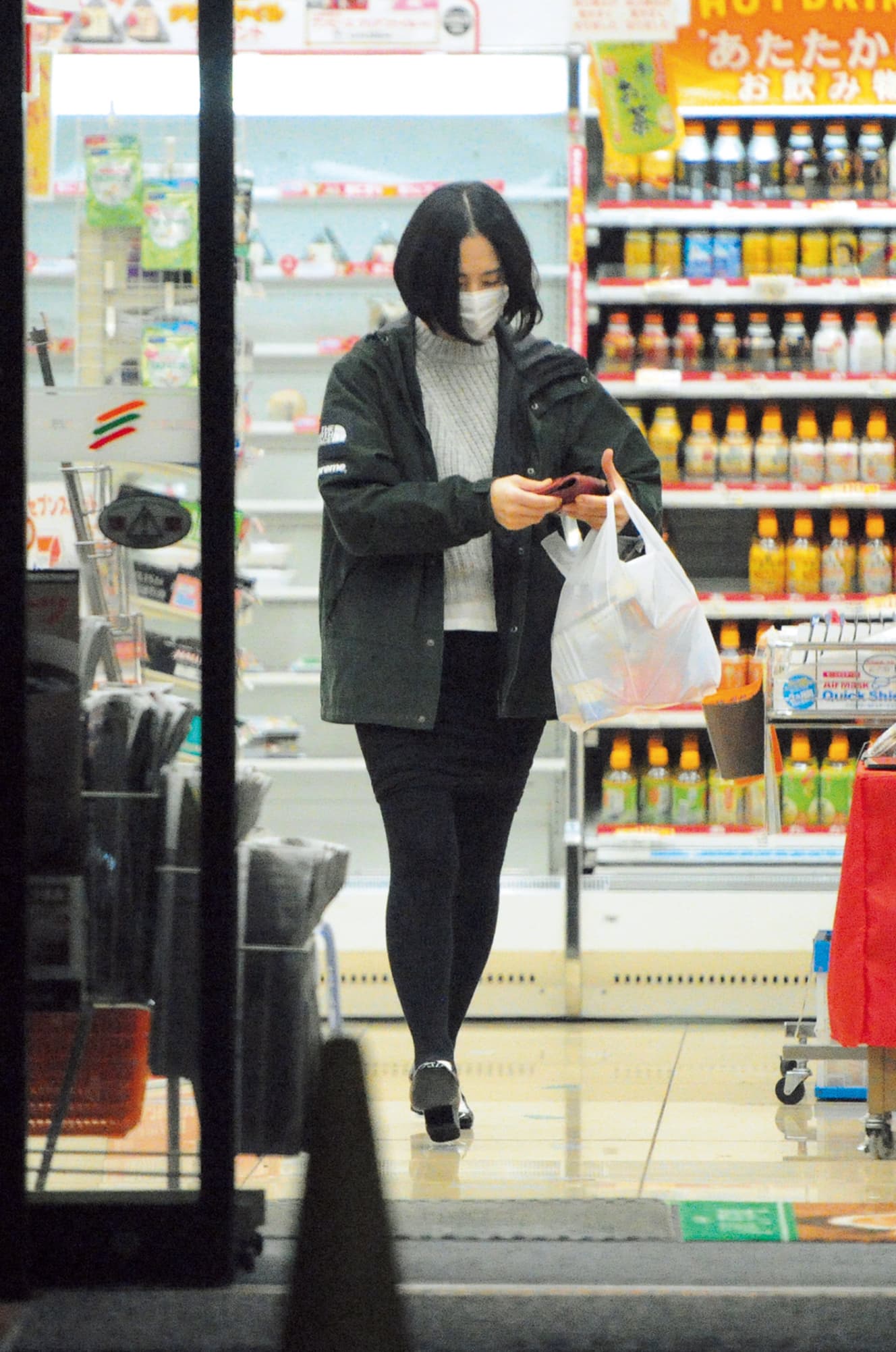 都内のコンビニで買い物。16年3月撮影