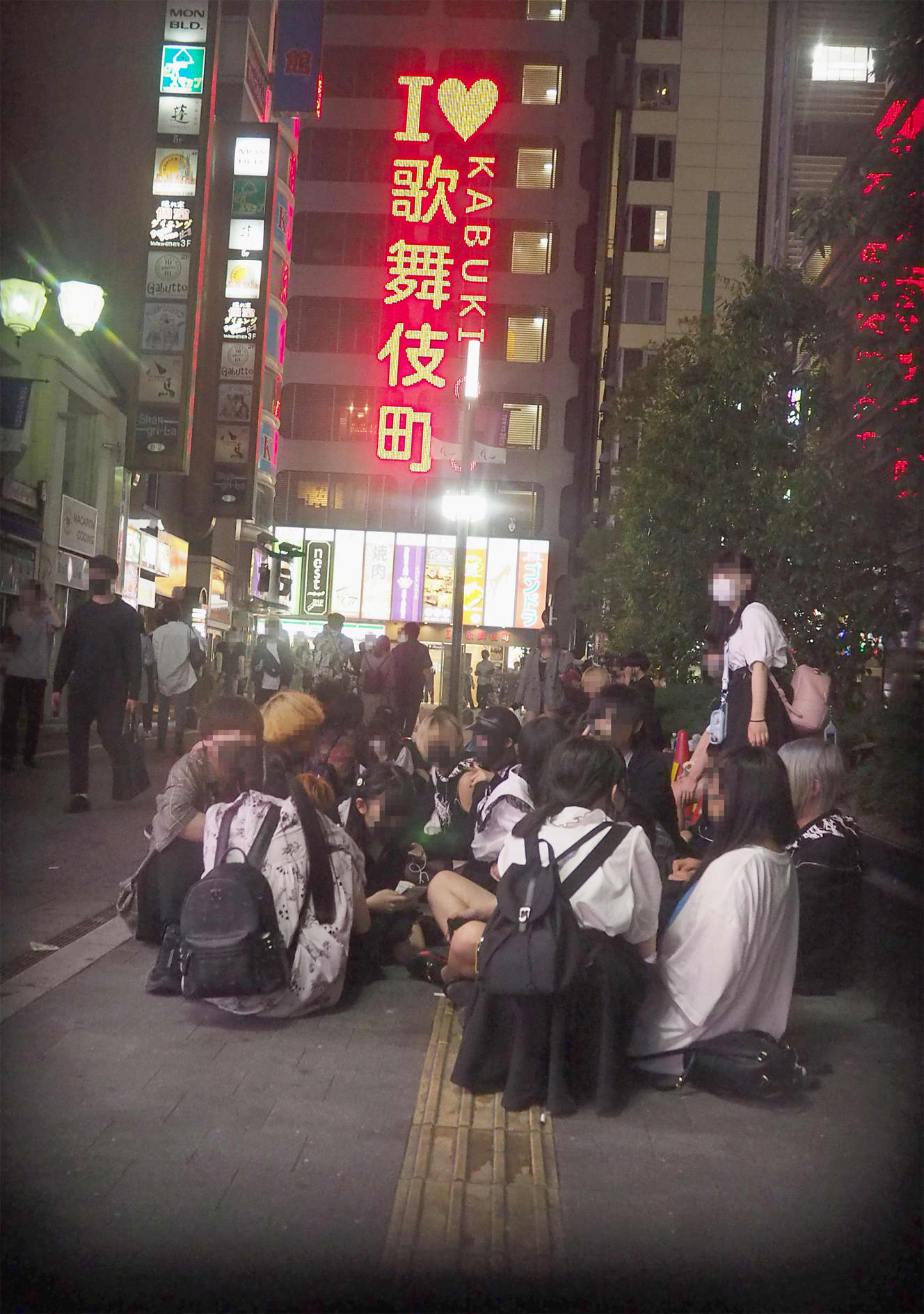 以前の「トー横」。犯罪が頻発したことにより、警察が取り締まりを強化。キッズたちは完全に姿を消した(写真・結束武郎)