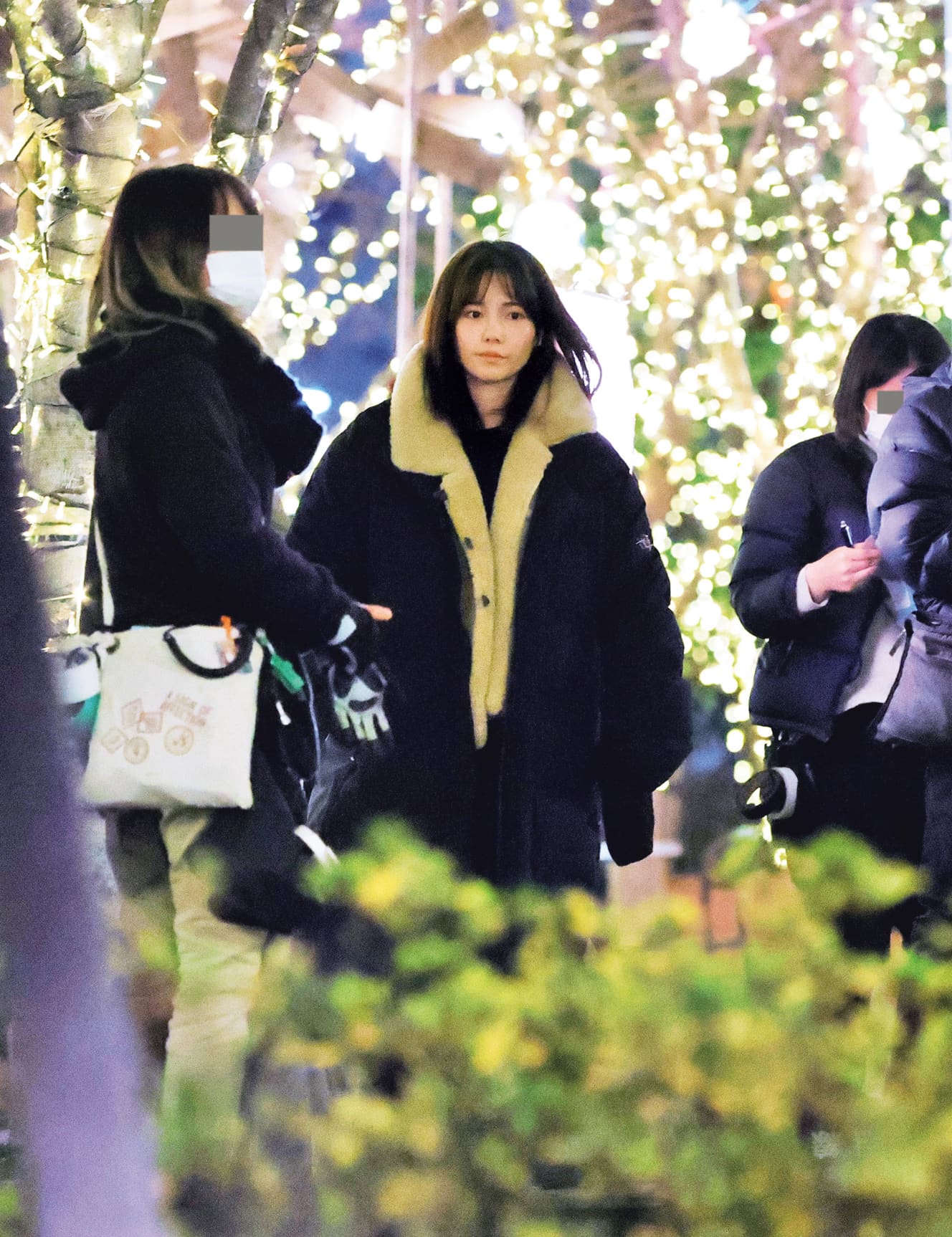 通りすがりの女子学生やOLらもすぐに島崎だと気づき、「あっ、ぱるるだ!」と声をあげていた
