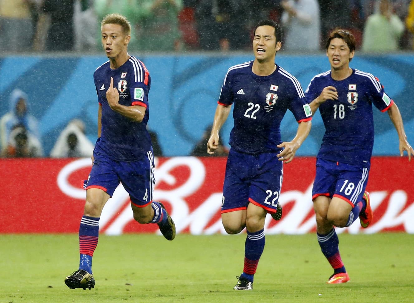 2014年W杯でゴールを決めた直後の本田圭佑(左)。2018年W杯まで日本代表にいたが、本田がいなくなった後、スター的存在はまだ出てきていない(写真:アフロ)