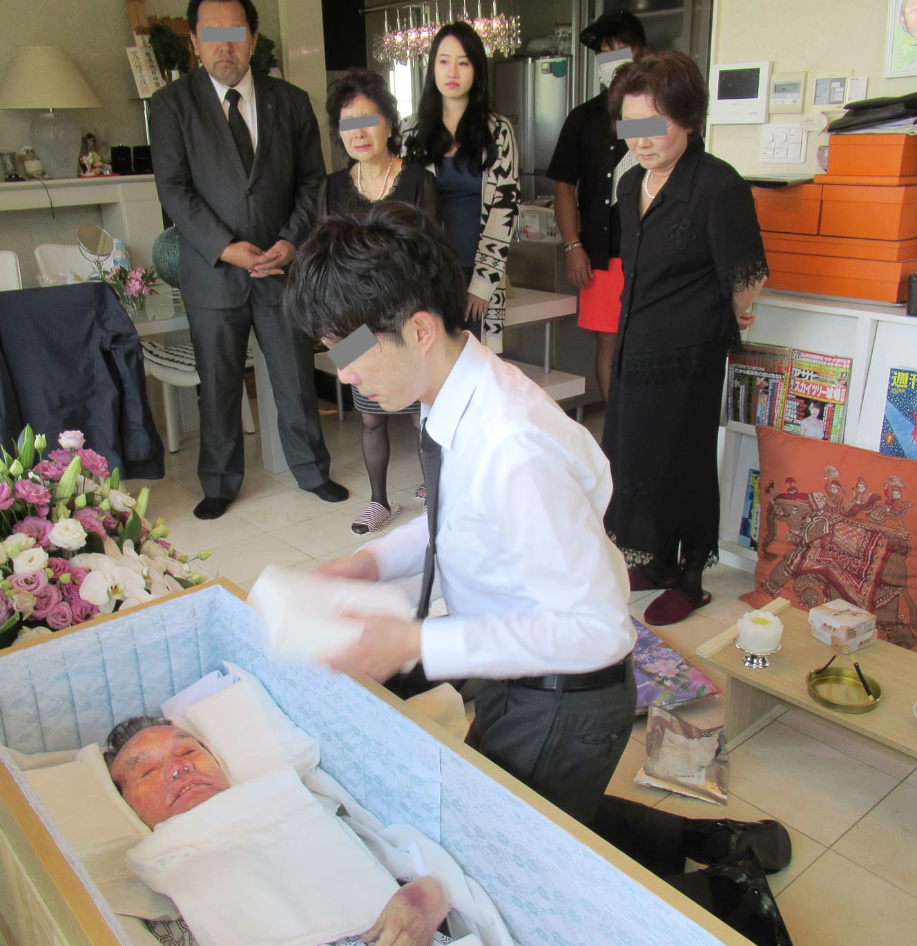 ’18年5月に亡くなった夫を見つめる早貴被告。葬儀で涙を見せたが、その後、悲嘆にくれる様子はなかった