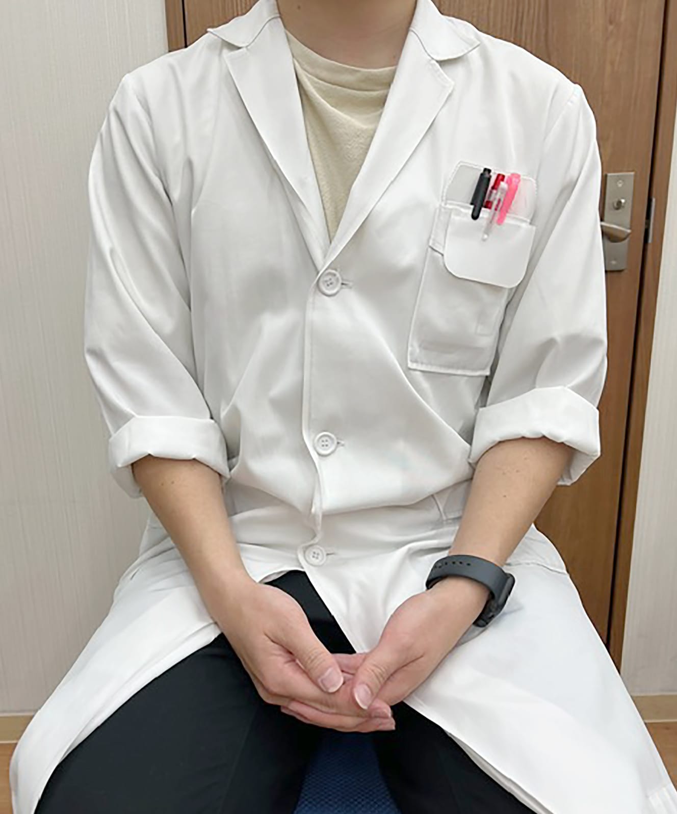 薬局を経営する薬剤師Aさん(30代)。「利益が出ているのは一部の大手薬局だけ。他はどこも綱渡り状態です」