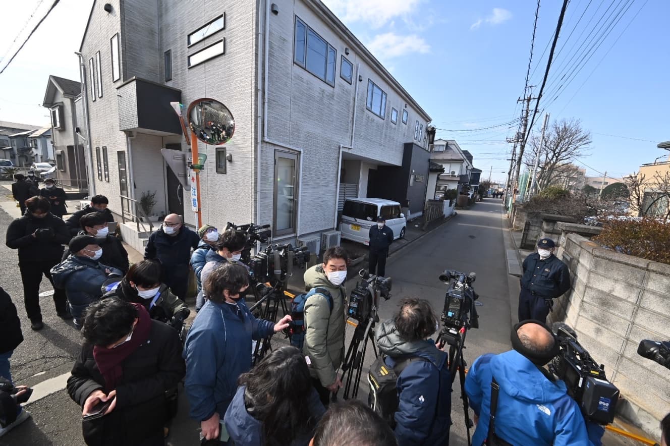 現場付近に詰めかけた取材陣。閑静な住宅地は一夜にして凄惨な事件現場へと様変わりした