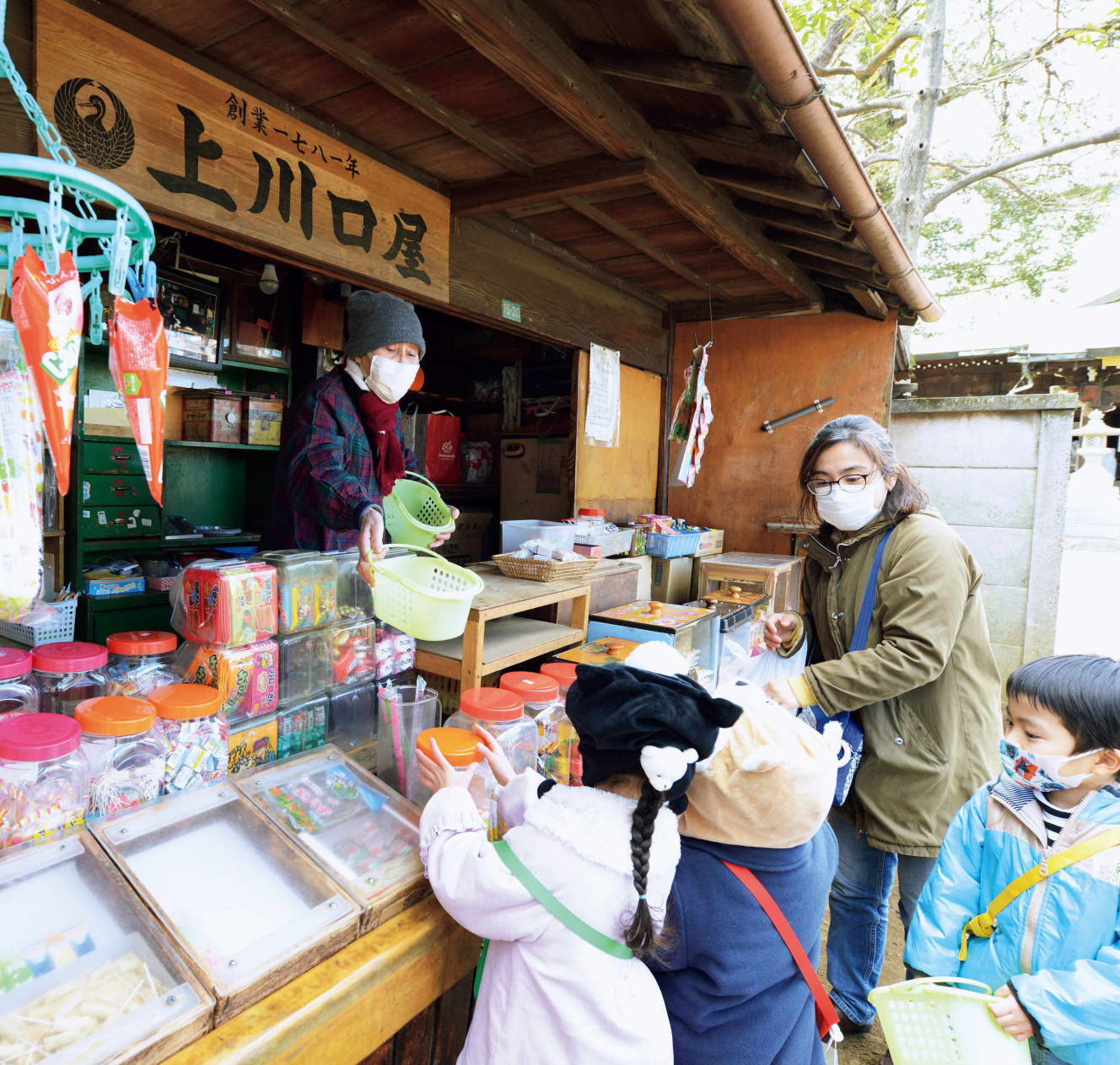 81歳の店主、内山雅代さんが１人で切り盛りする店には、参拝客も大勢詰め掛ける。海外メディアでも話題に