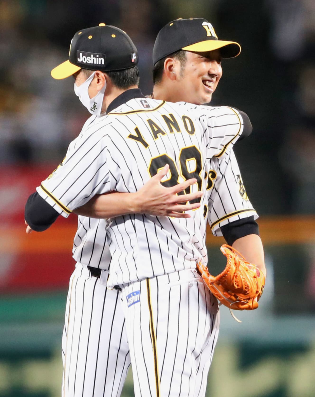 20年11月の引退セレモニー後、抱き合う矢野監督と藤川(画像:共同通信社)