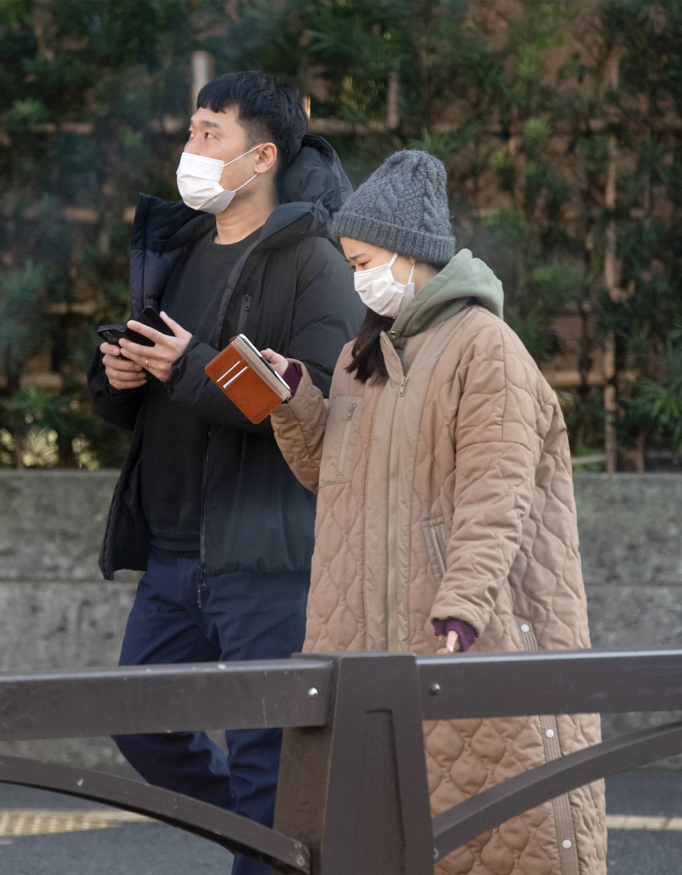 本誌未掲載カット 山里亮太&蒼井優 都内で散歩中の山里夫妻を発見