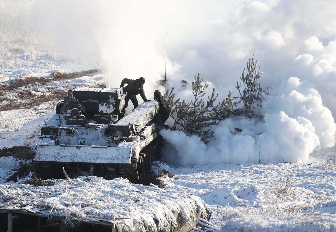 ロシアは10日、ベラルーシで合同軍事演習を開始。ここ数年で最大級の規模で、緊張が一気に高まった