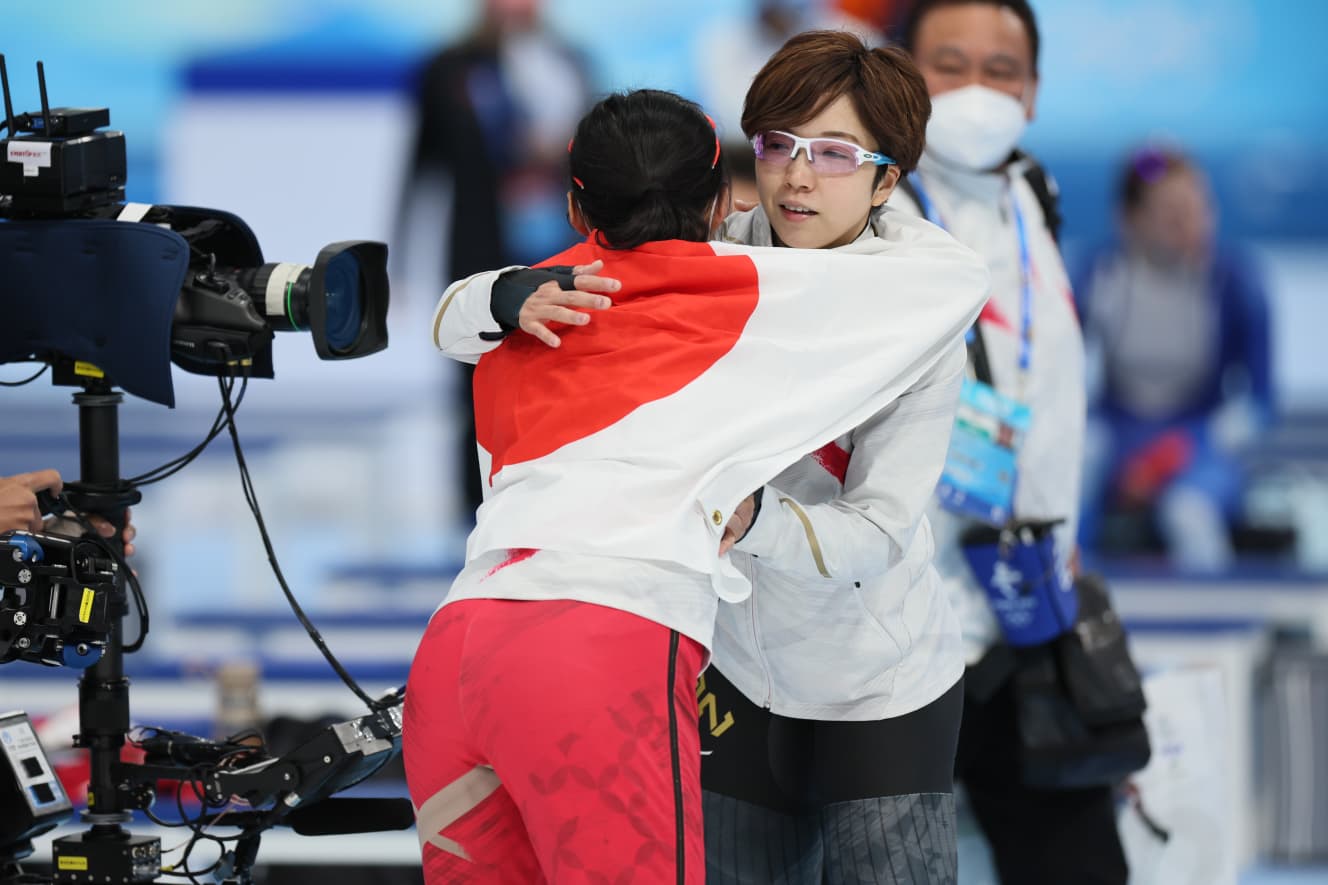 女子1000mのあと、抱き合う高木と小平