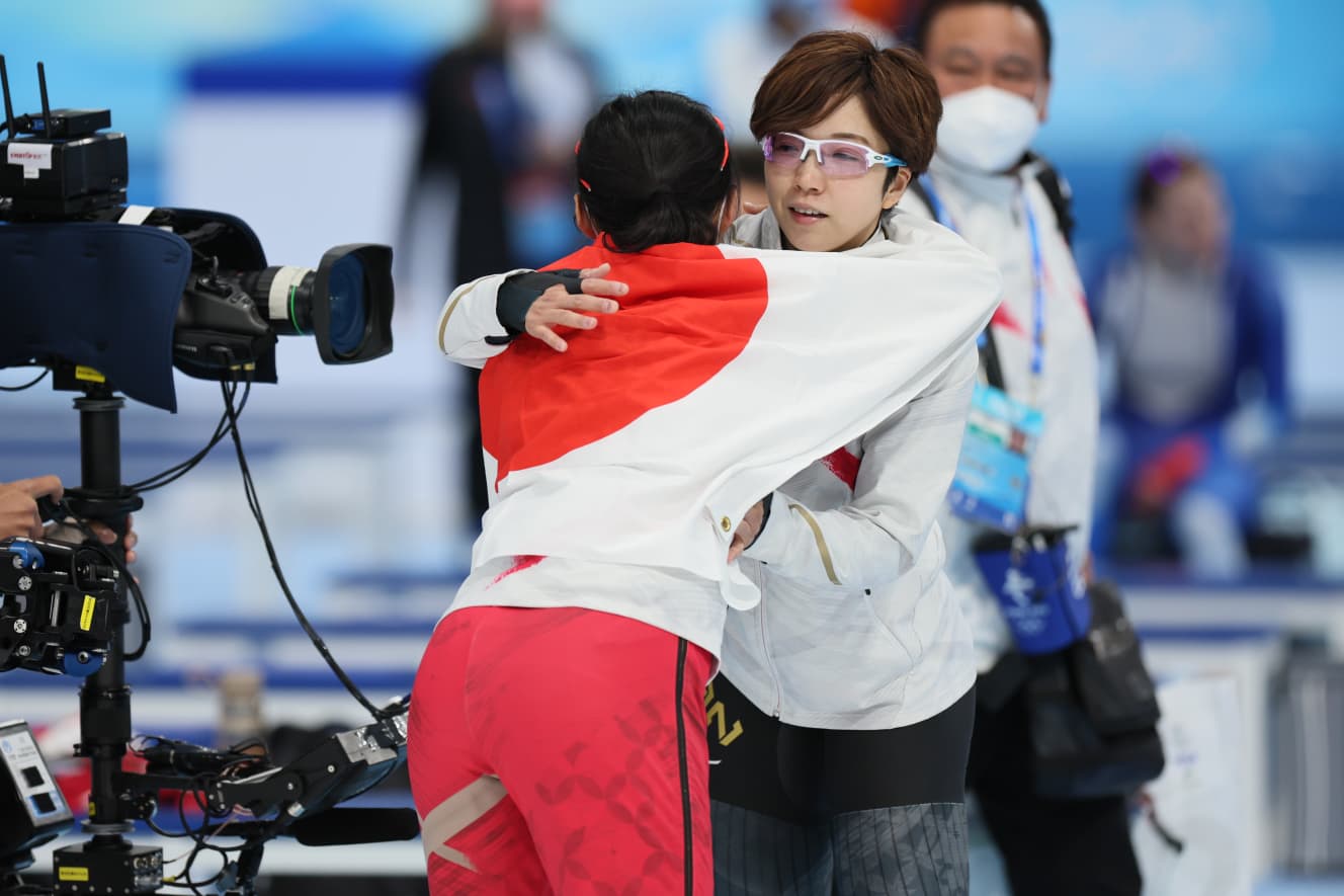 女子1000ｍのあと、抱き合う高木と小平