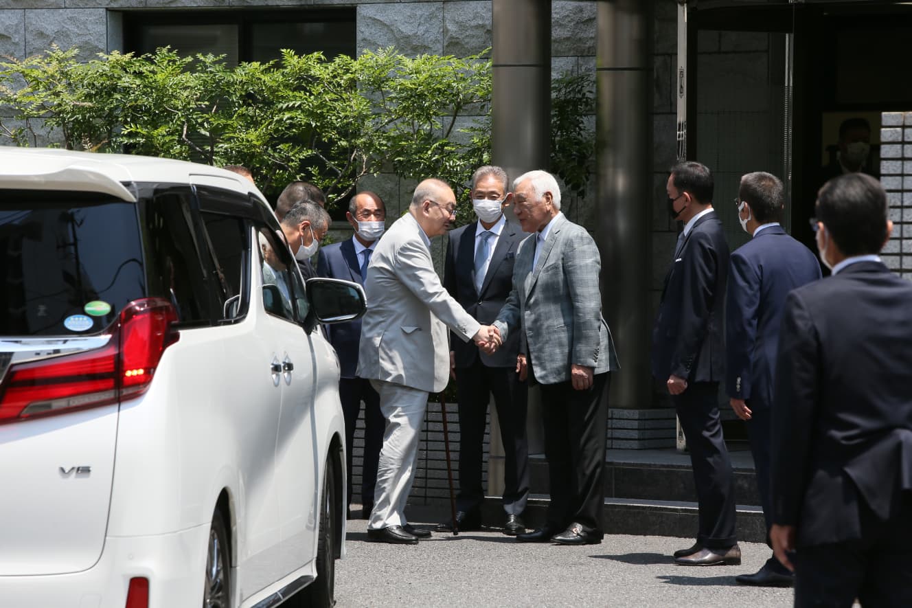 昨年12月、稲川会・清田次郎総裁への暮れの挨拶に訪れた、山口組・髙山清司若頭