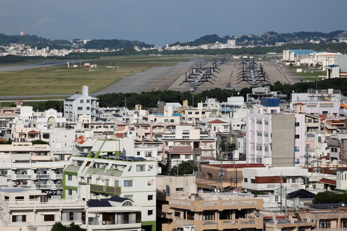 オスプレイが並ぶ米軍基地の隣は、マンションなどが立ち並ぶ「ふつうの」街なのだ