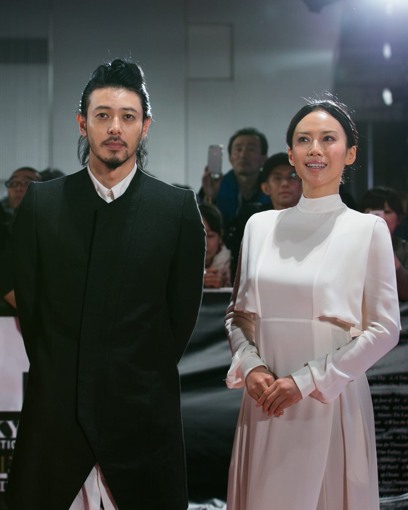 15年10月、東京国際映画祭で女優の中谷美紀と写真におさまるオダギリ(画像:アフロ)