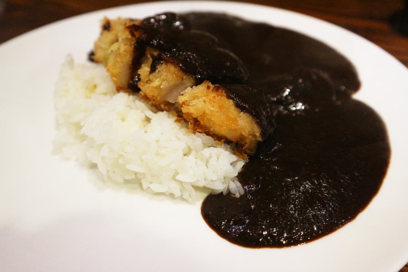 まず話はこれ食ってから！ と出されるまかないカレー。お客さんに出すカレーはこれの3倍ぐらいあります