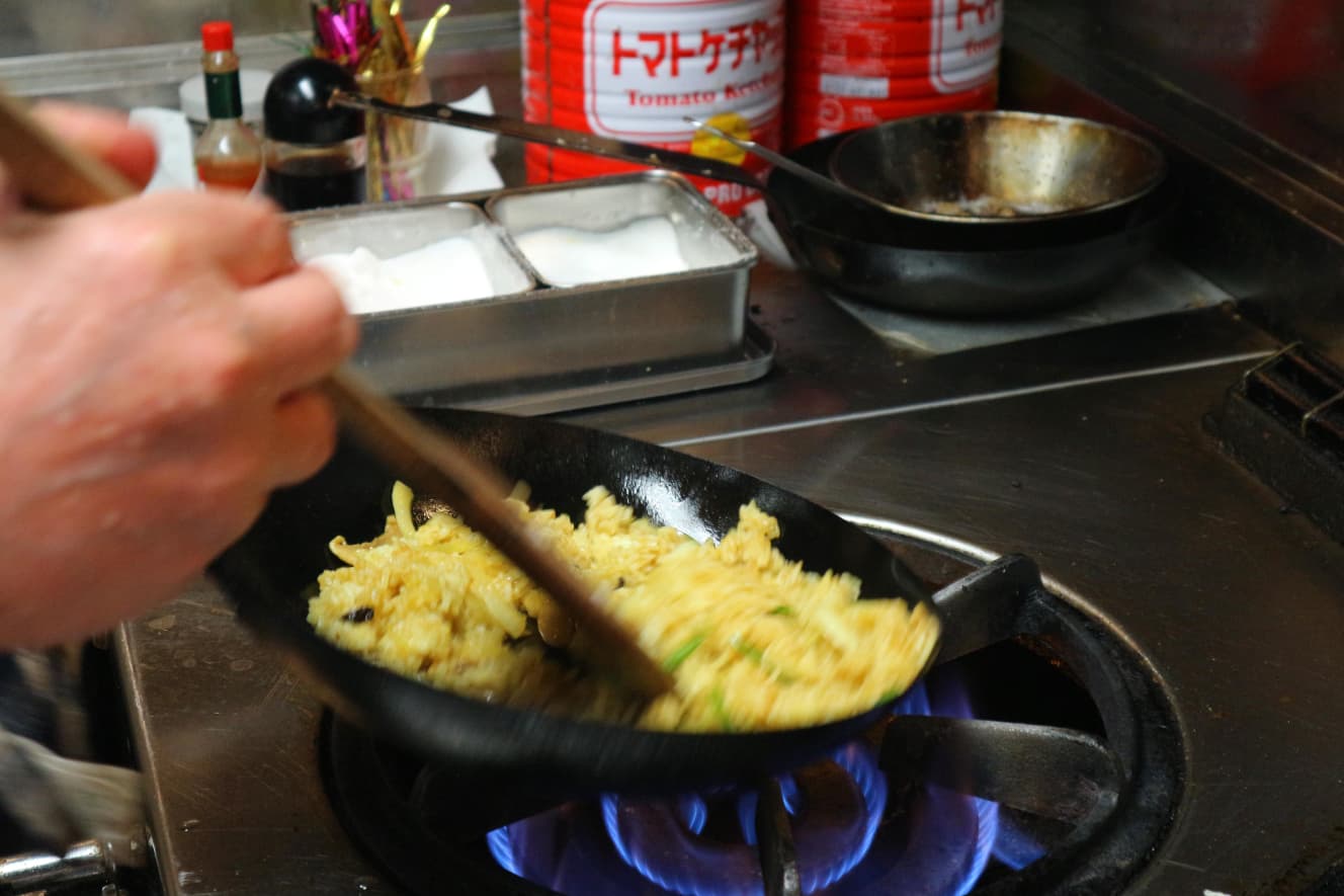 ご飯はカレー粉で炒めてカレーピラフにします