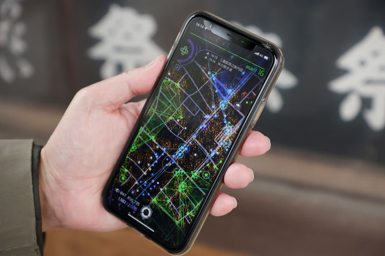 これが『Ingress』の画面。エンライテンド（緑）とレジスタンス（青）がポータルをハッキングしあっている様子がわかるだろうか