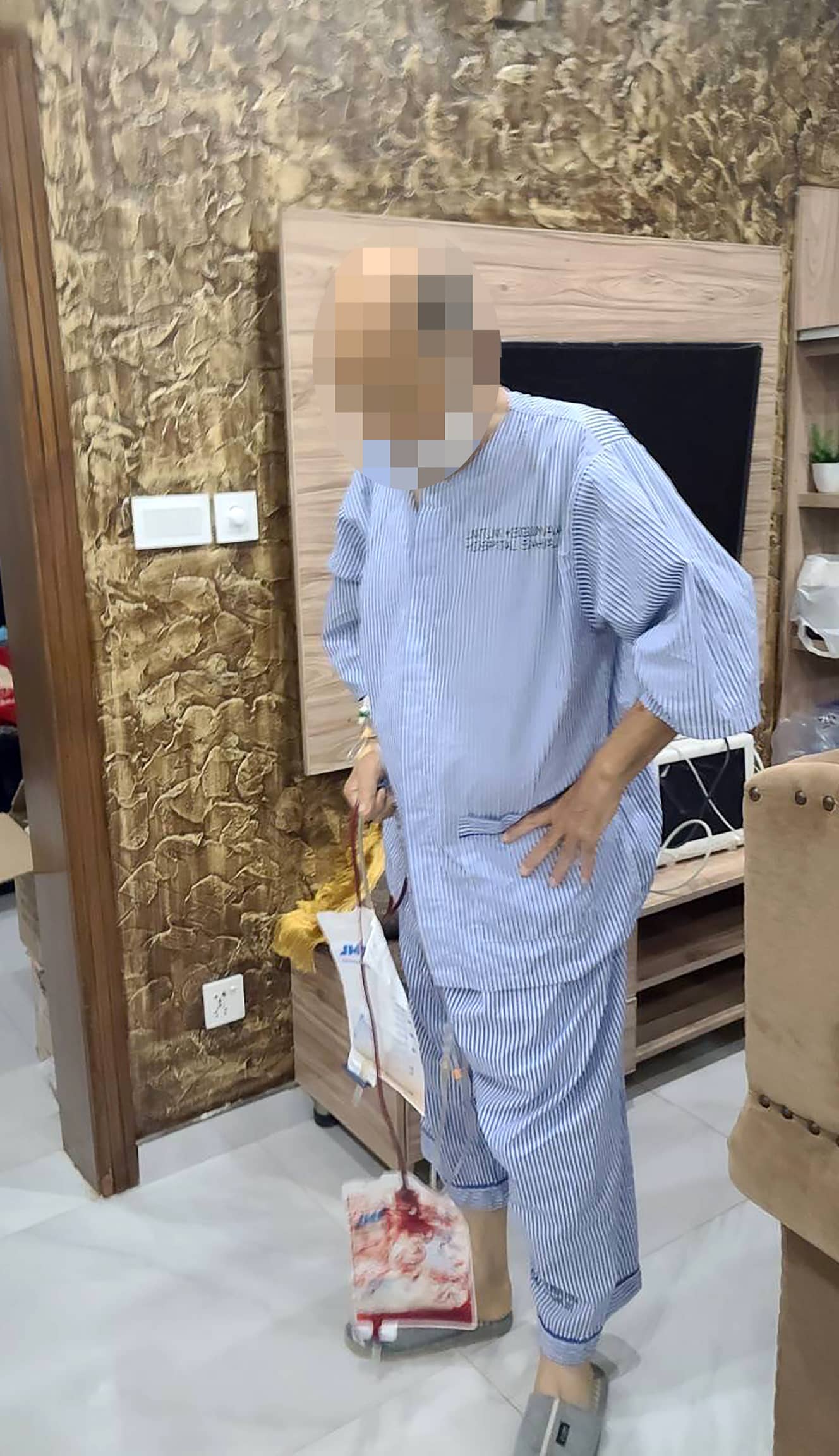 パキスタンの病室にいるHさん。昨年10月に移植手術を受け、11月に帰国。その後、1ヵ月足らずで亡くなった