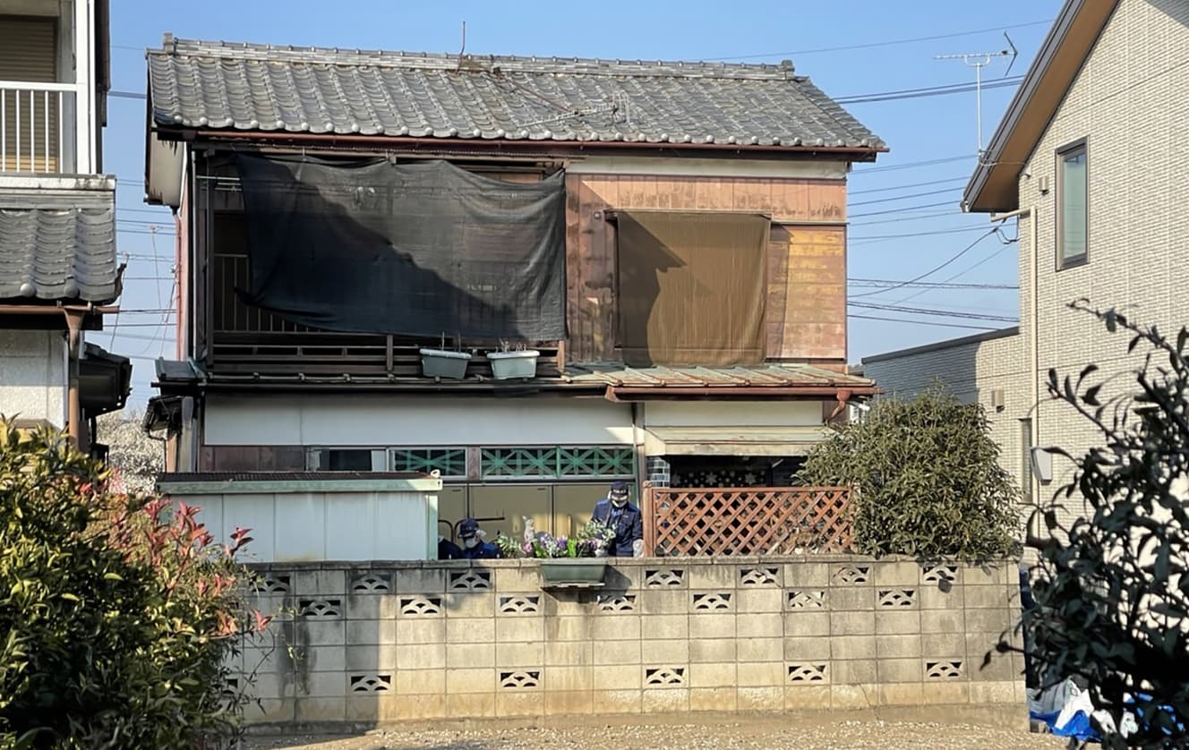 8日午後3時半頃。現場宅に捜査が入る。A君は1階の床下の土中に頭を北に向け、仰向けで埋められていた