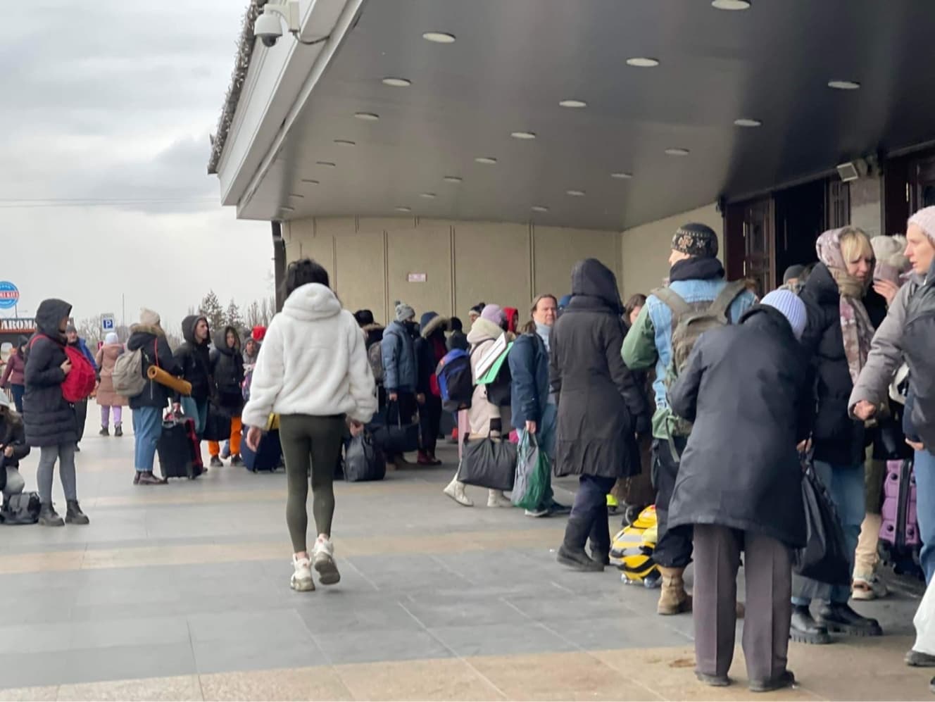 避難のため大きな荷物を抱え駅に集まった人々