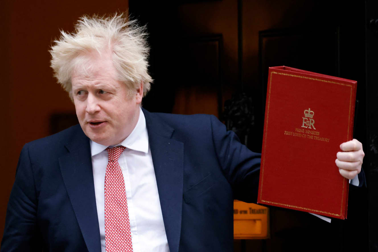 英国のボリス・ジョンソン首相は、2月21日、新型コロナウイルス対策に関するすべての法的規制の撤廃を発表。その後、隔離措置は24日に廃止し、大規模検査は4月1日までとした(写真:アフロ)