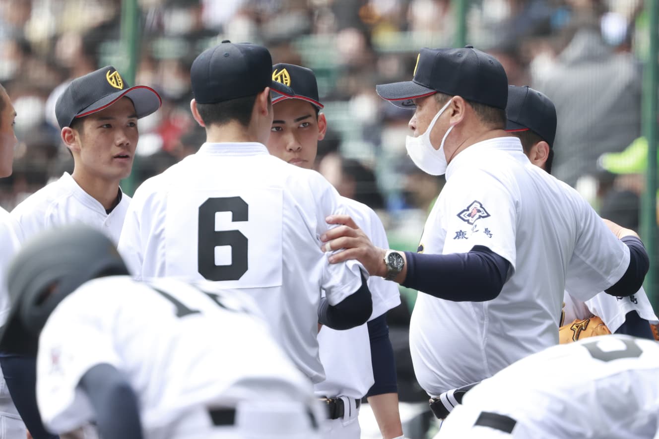 大島ナインに指示を出す塗木監督(撮影・小池義弘)