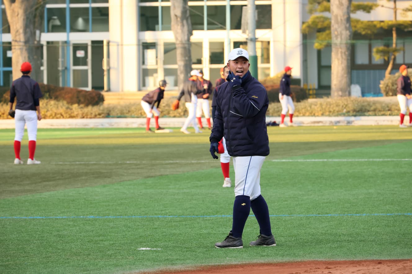 31歳の尾崎直輝監督は小学校時代に、当時オリックスで活躍したイチロー氏の試合を観戦。指導に来てくれた日は質問攻めにして、その熱心さに、イチロー氏は『この監督すげぇ』と評したという（撮影：村田克己）