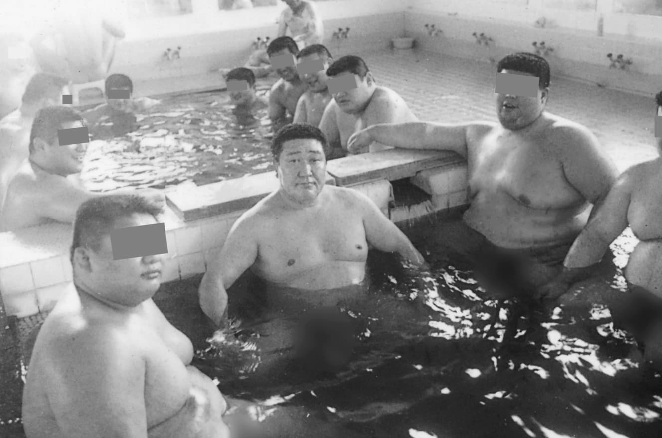 95年ごろ、青森県内の合宿所で相撲部員たちと風呂に入る田中被告