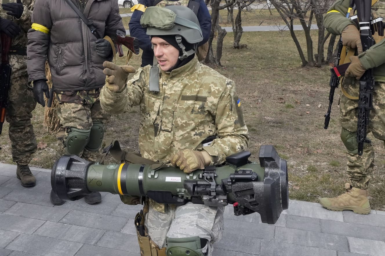 対戦車ミサイル『ＮＬＡＷ』の使い方を教わるウクライナ兵。スウェーデンと英国の共同開発