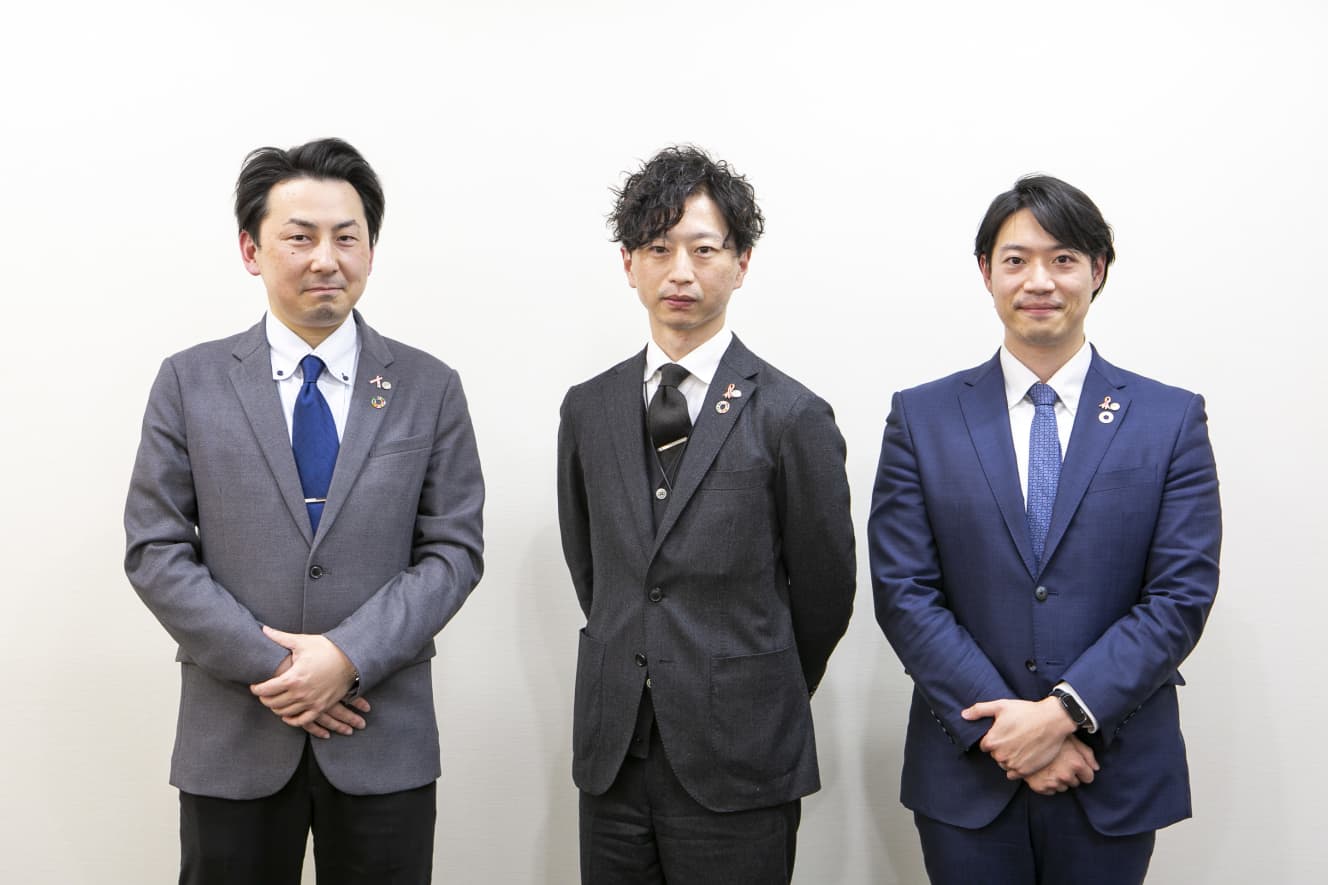 取材に対応してくれたアートネイチャーの営業企画部の金子純さん(写真左)、商品開発部の矢内大輔さん(同中)、広報部の樫木一成さん(同右)。この中に、ウィッグ使用者が1名いますが、わかりますか?(撮影:安部まゆみ)