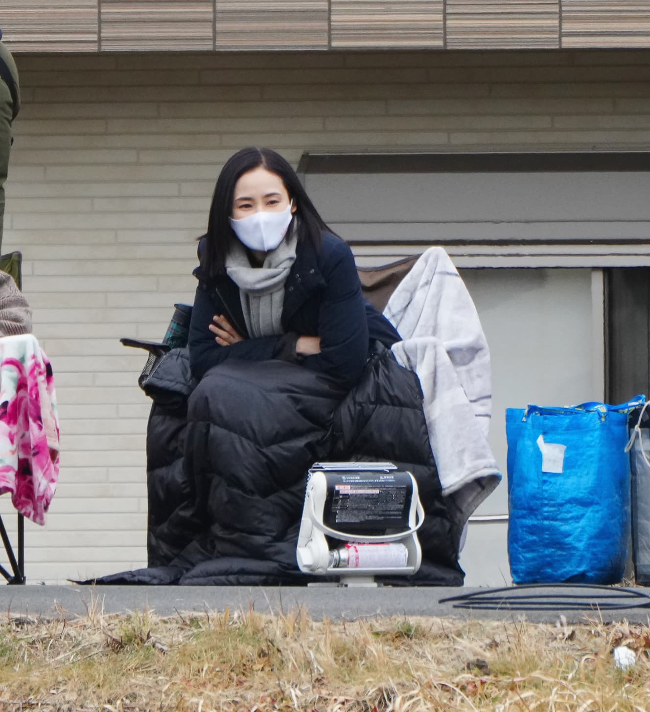 本誌未掲載カット　吉田羊＆毎田暖乃　八王子の河川敷でドラマロケ