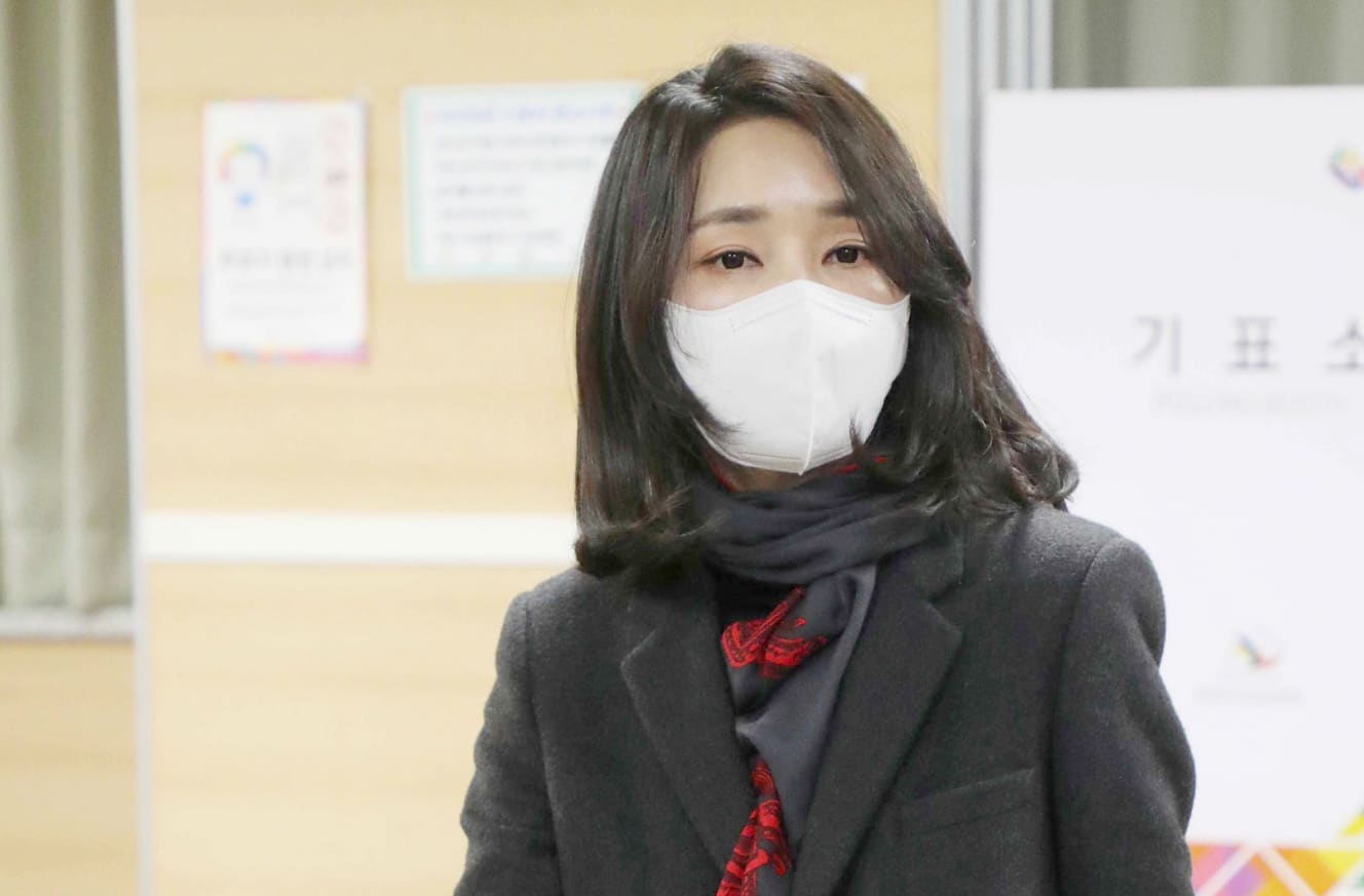 妻の金建希(キムゴニ)(49)。過去の職歴詐称が取り沙汰され年末には謝罪会見を開いた。その美貌から非公式ファンサイトが作られるなど何かと注目を集める