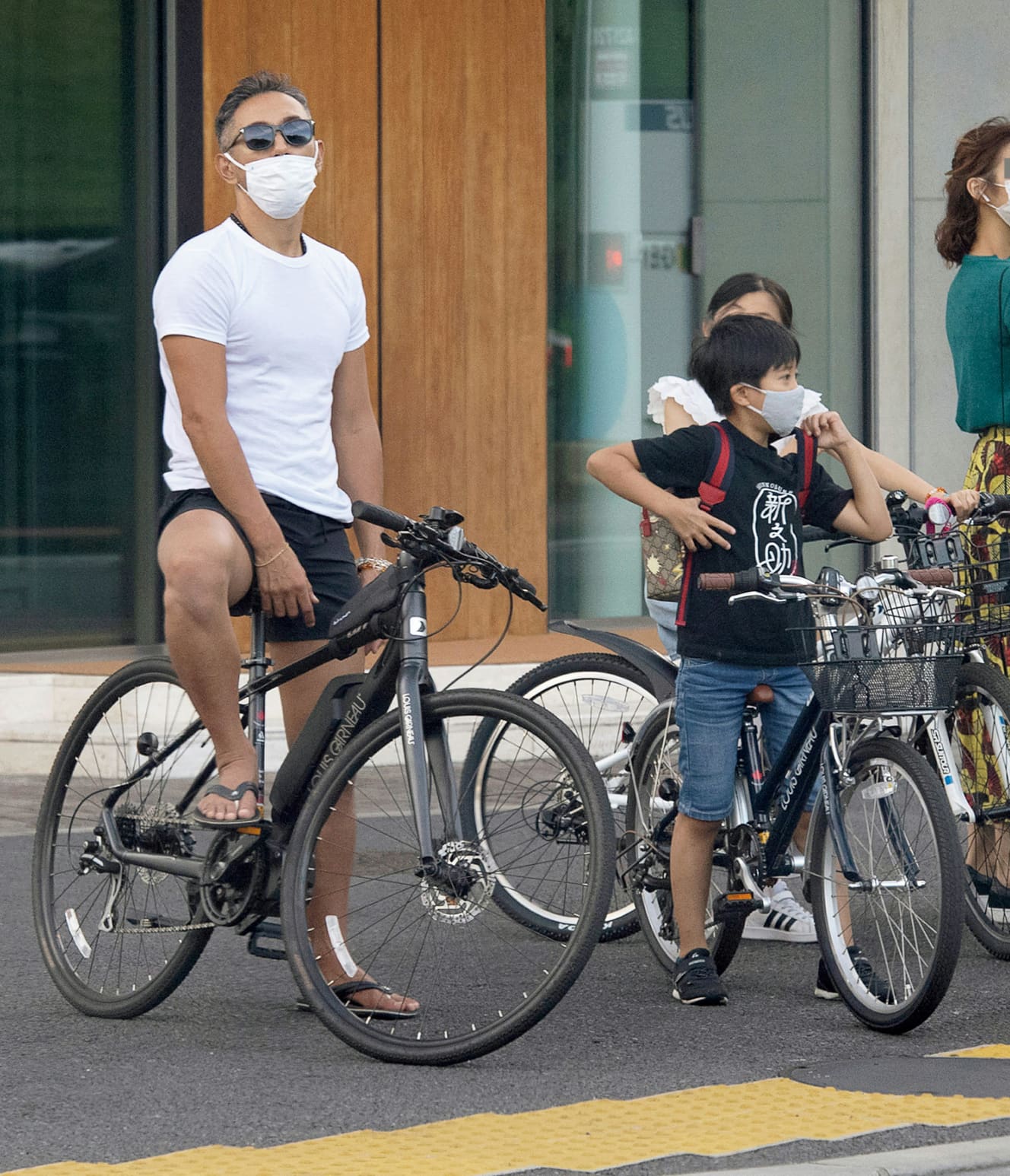 数々の女性との”多重交際”が報じられた市川海老蔵。勸玄くんと自転車に乗るなど、家族思いの一面もあるが…