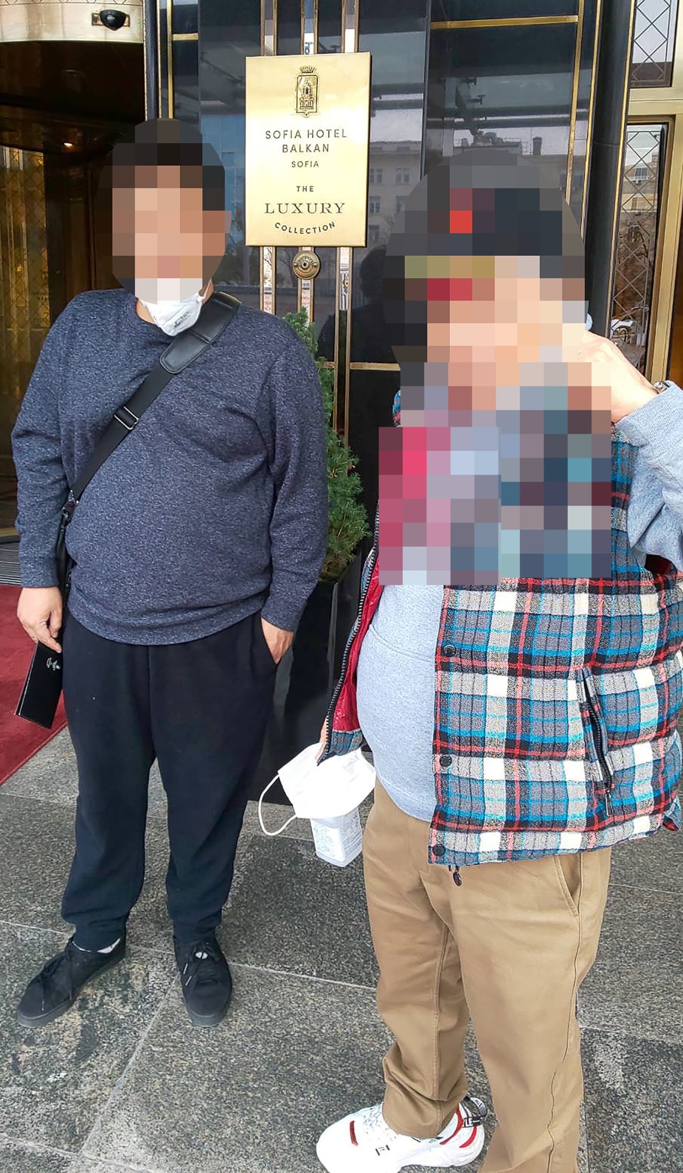 ブルガリアのホテルに滞在中のFさん(左)と父親。一昨年12月に手術を受け、昨年1月に現地で亡くなった
