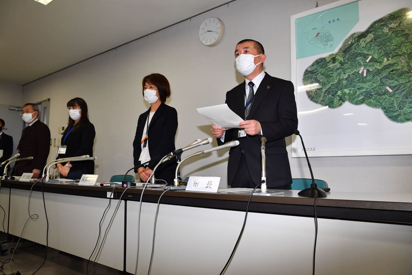 事件について説明する市長(右端)ら本庄市の関係者