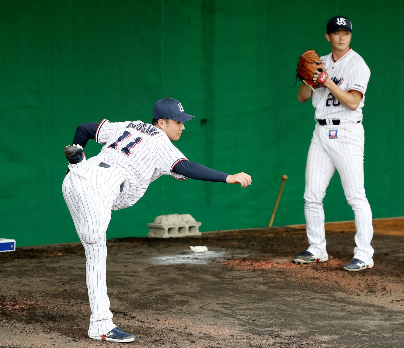 ヤクルト浮沈のカギを握る奥川（左）＆木澤のドラ１剛腕コンビ。二人がチームを引っ張れば、連覇が見えてくる