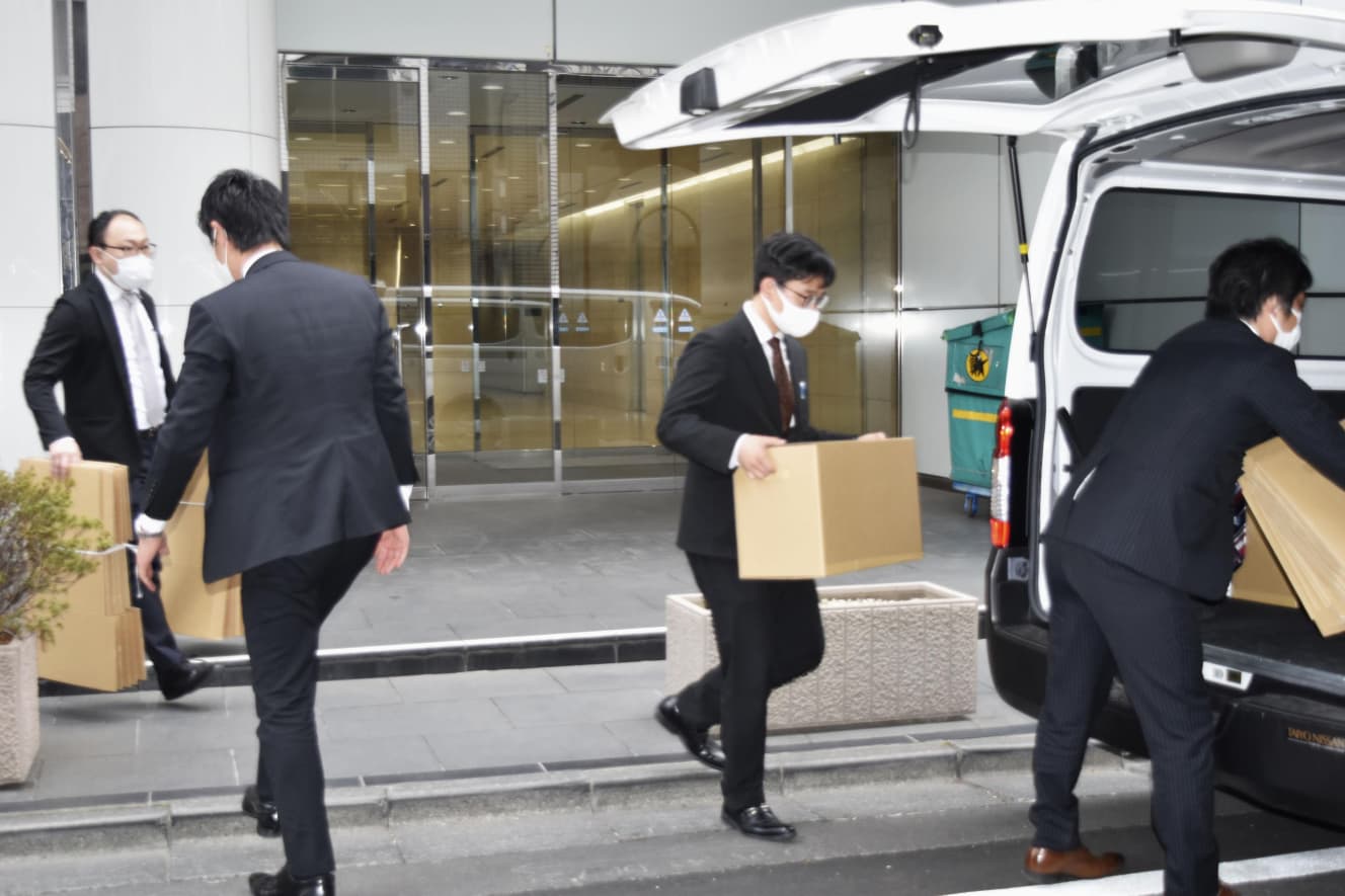 今年２月、テラ社に家宅捜索に入る捜査員ら