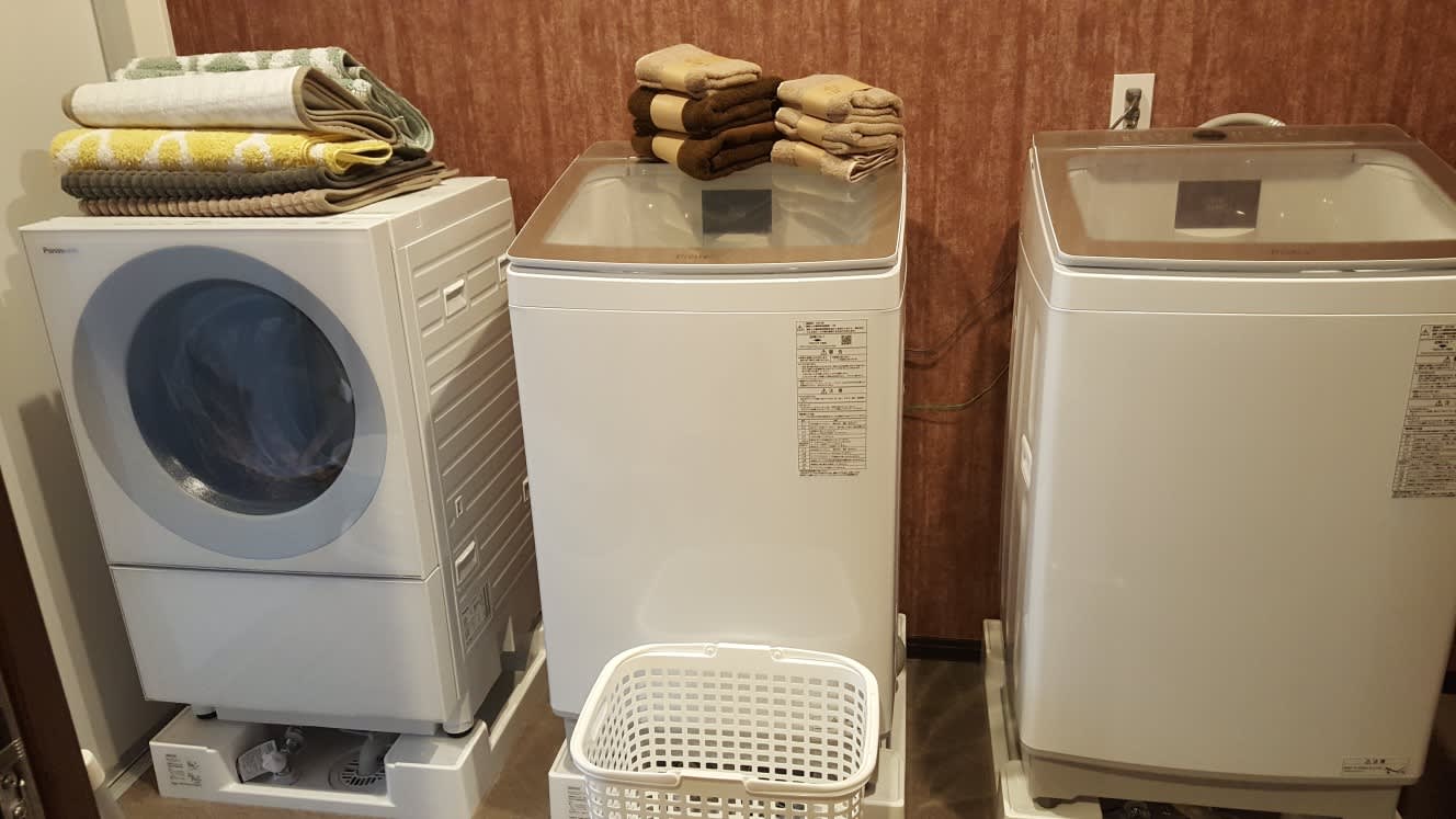スタッフ用も含めて、3台の洗濯機が備え付けられている