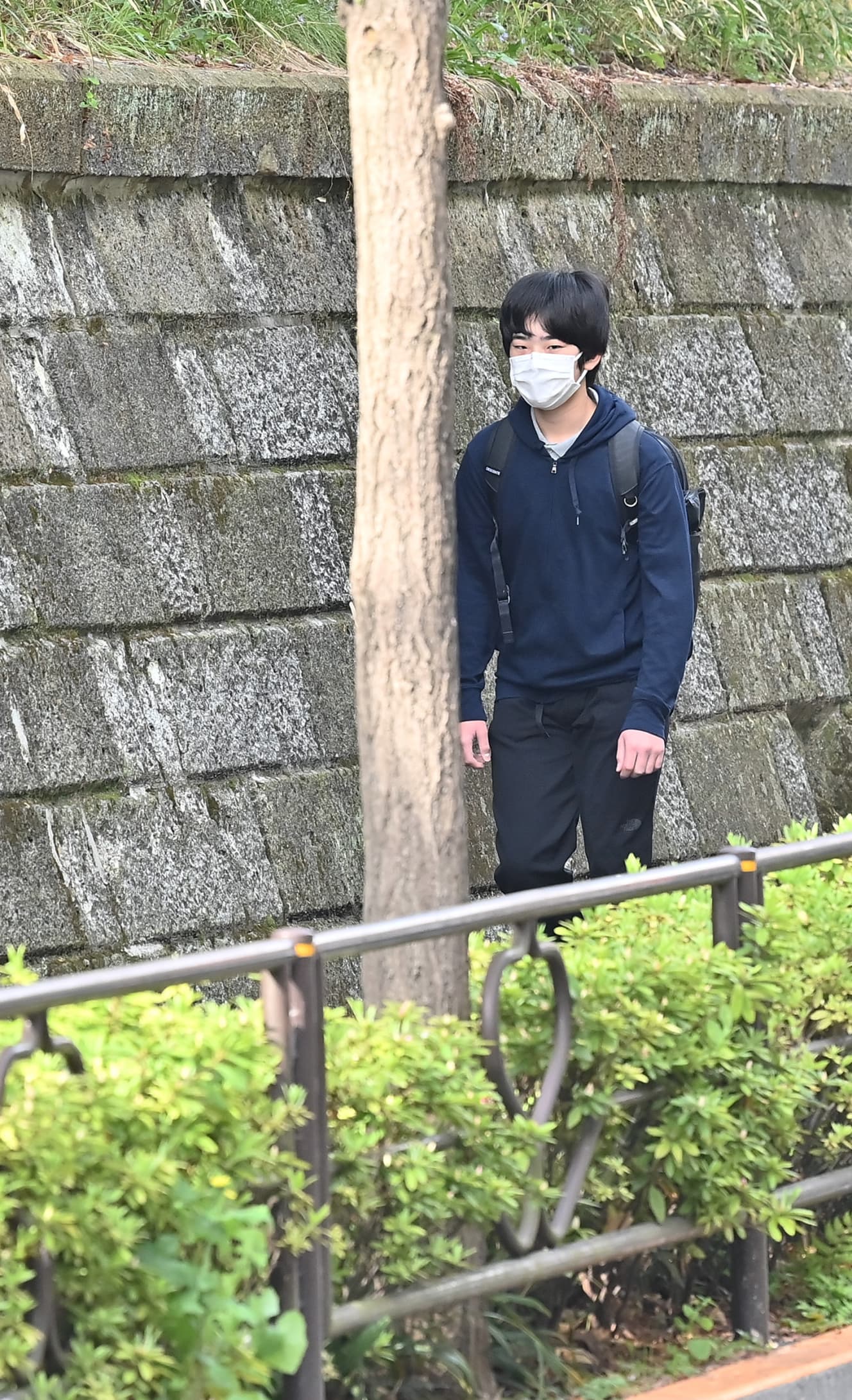 「付属横坂」を上り、高校に通学する悠仁さま。皇族が学習院以外の高校に進学するのは、戦後初めてのことだ 撮影:蓮尾真司
