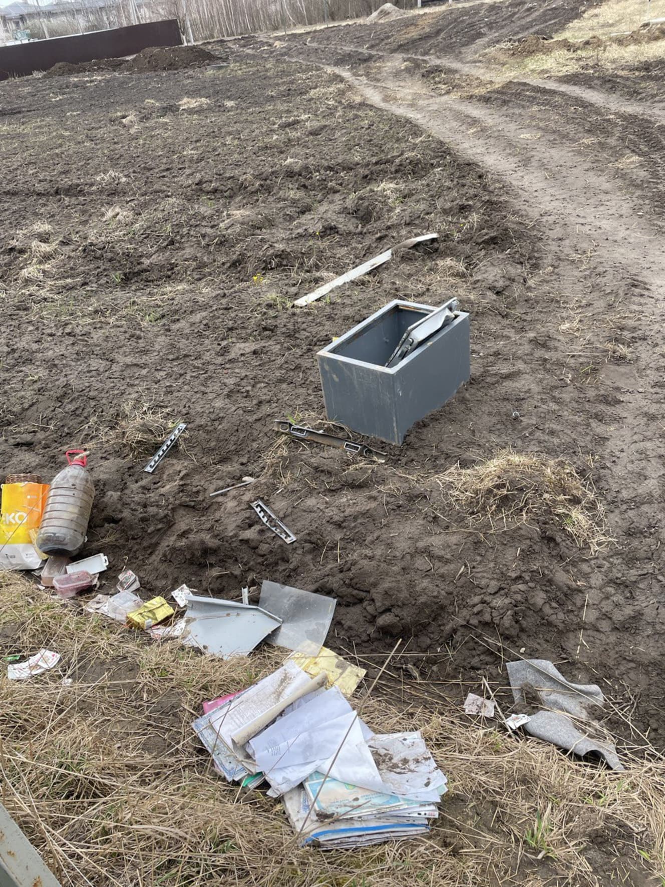 こじ開けられたセーフティボックス(ウクライナ住民提供)